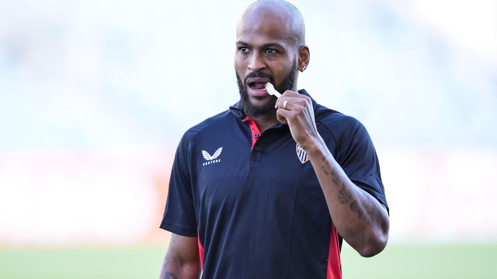 Marcao juega con una cucharilla antes de un partido.