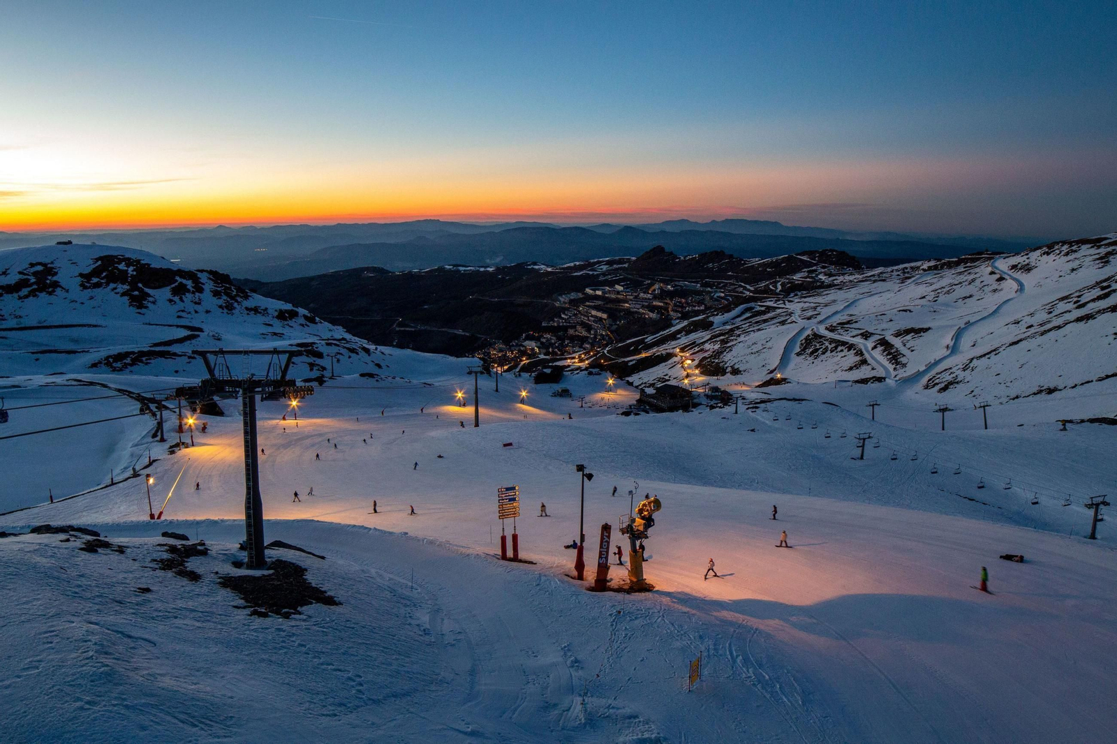 Imagen de archivo de la pista de El Río de Sierra Nevada iluminada para acoger esquí nocturno
