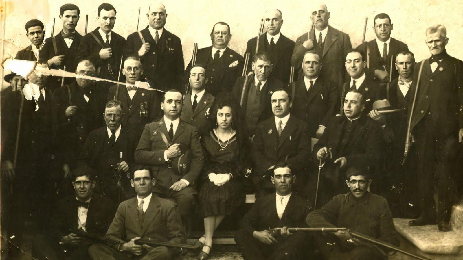 Foto inédita del Somatén de Gádor. El Cabo del Somatén es el Médico José Manzano Fernández, junto al jefe de puesto de la Guardia Civil