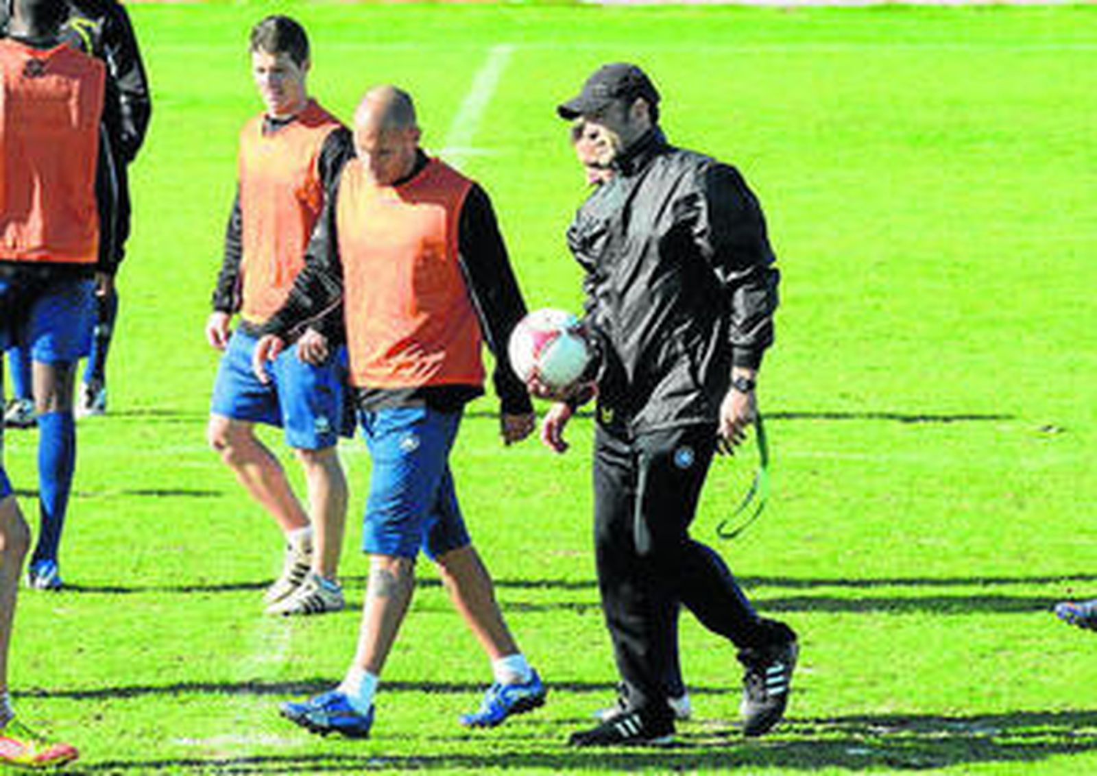 Agné sostiene un balón en presencia de varios jugadores.