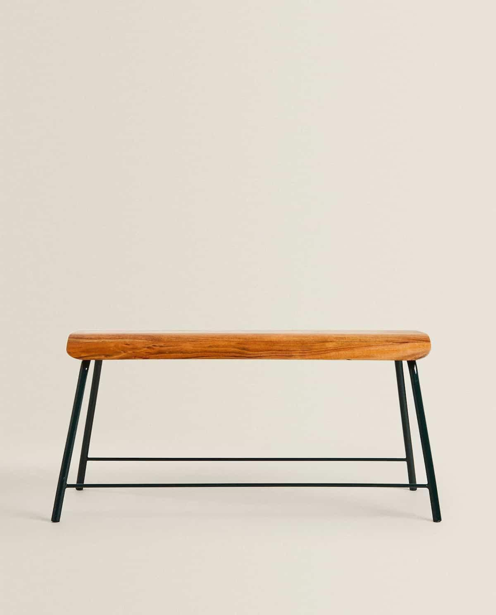 Banco de hierro y madera.