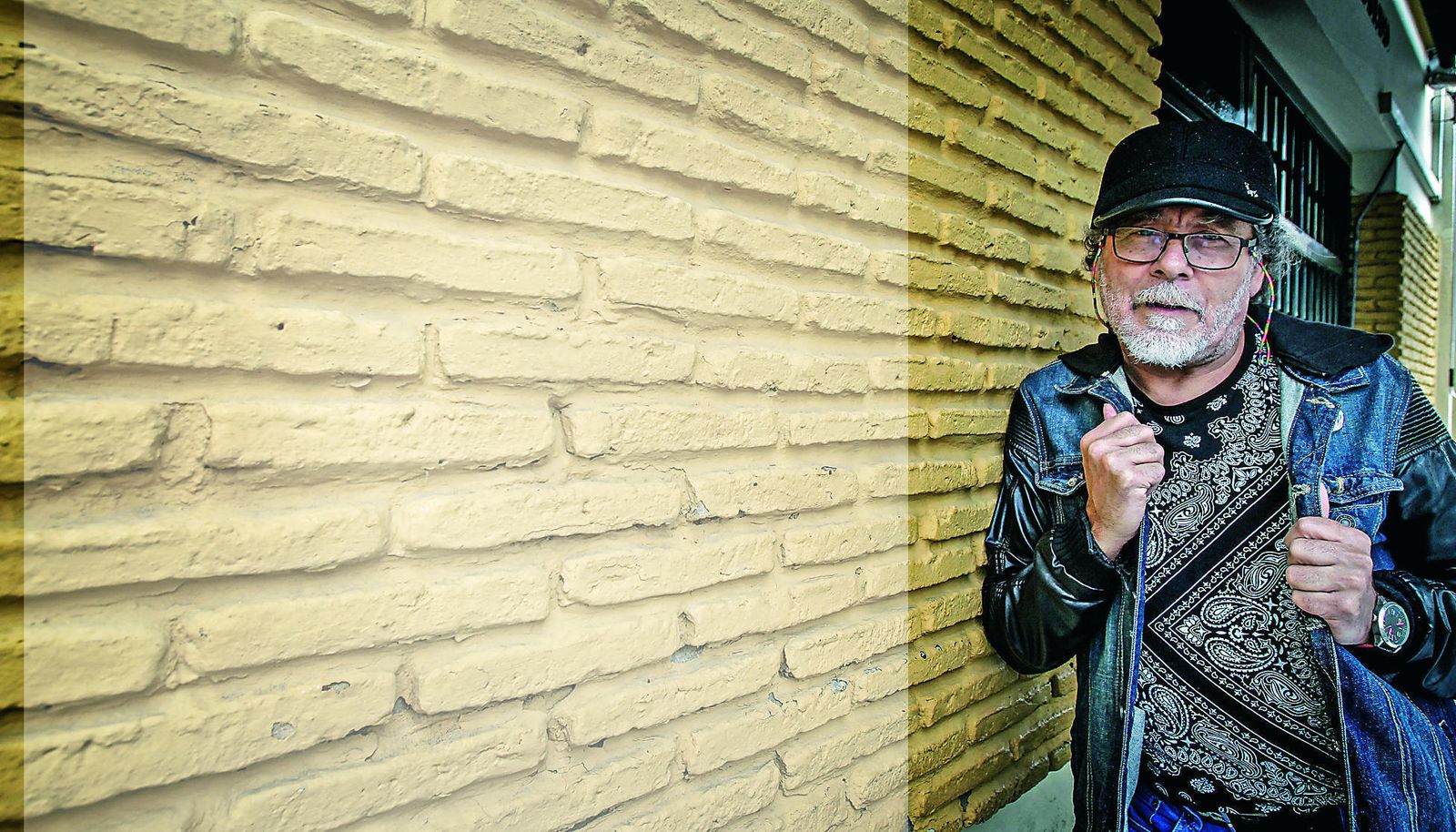 Diego Carrasco posa a las puertas del bar Arco Santiago del conocido barrio jerezano.