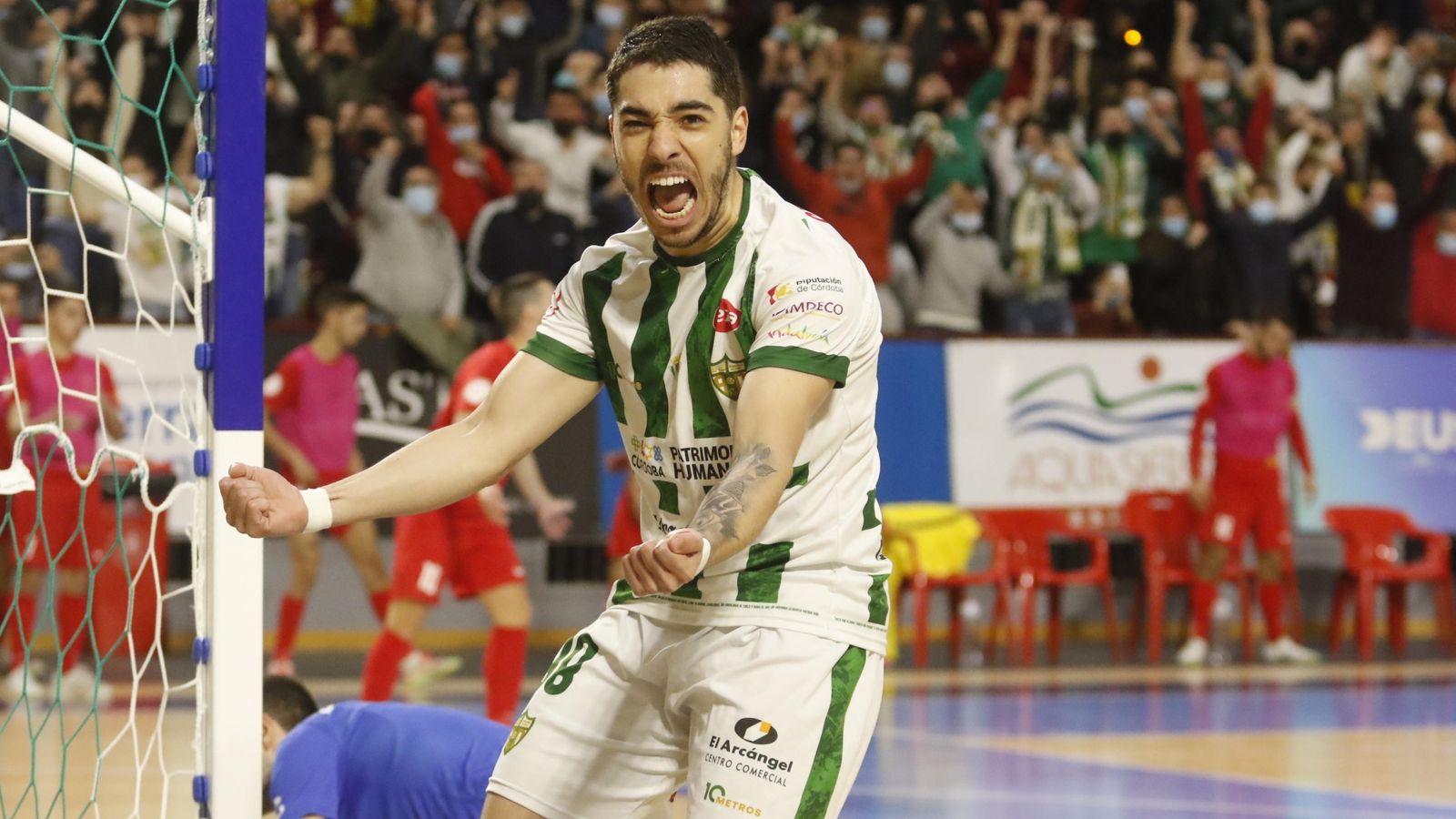 Perin celebra con rabia su primer gol del partido. Perin celebra con rabia su primer gol del partido.