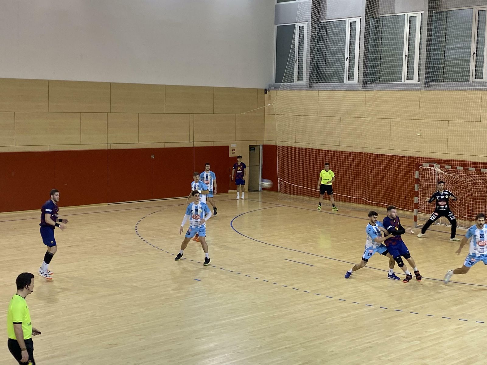 Lance del encuentro entre el Trops y el filial culé.