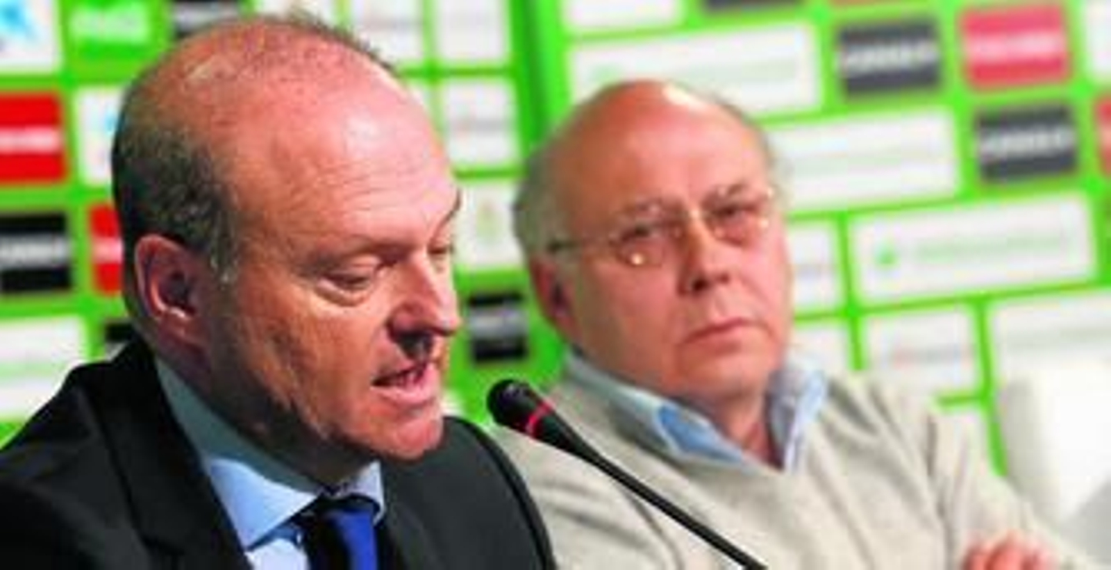 Juan Carlos Ollero escucha atentamente las respuestas de Pepe Mel a los periodistas.