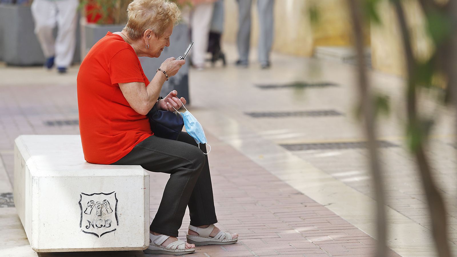Una mujer habla por teléfono en la mañana de ayer en Huelva.