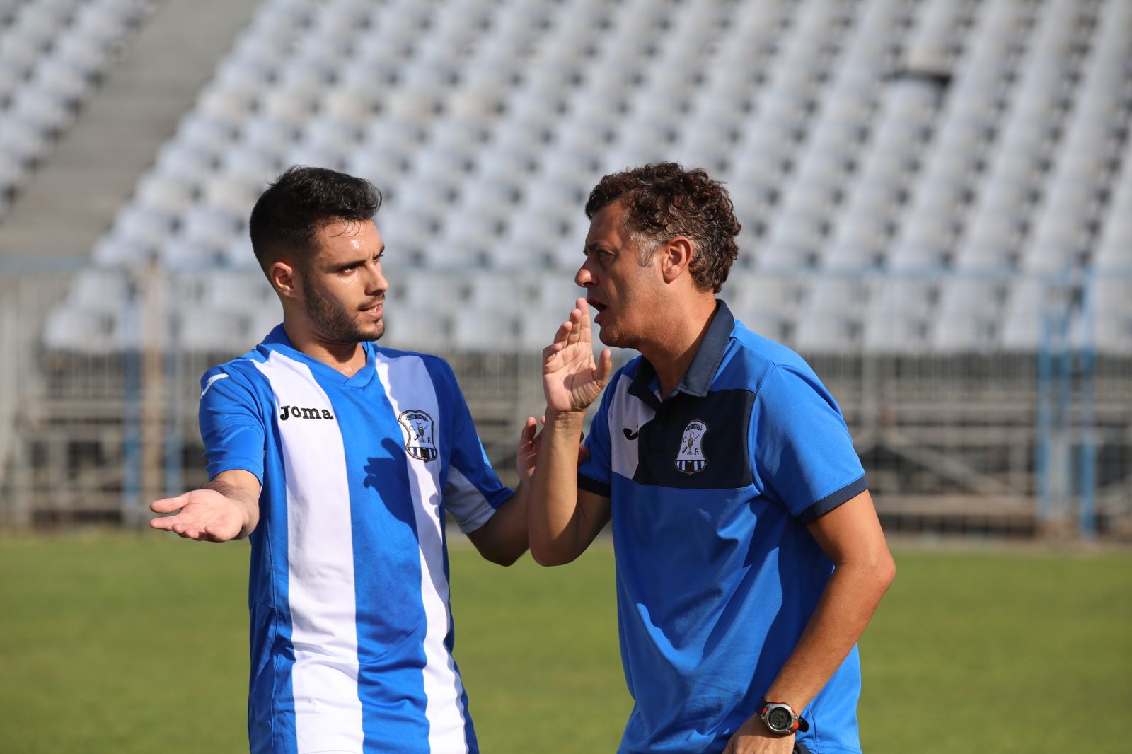 Paco Cala da instrucciones a Nando en el partido de la primera vuelta contra el Ubrique.