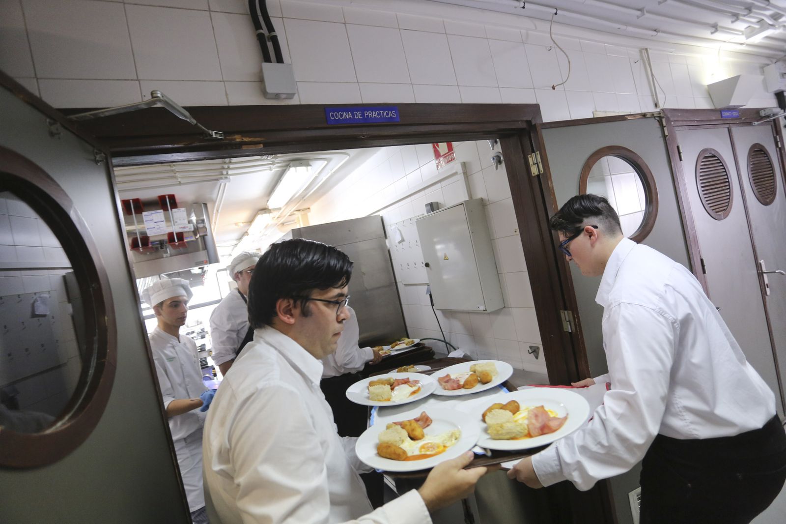 Fotos de alumnos en el restaurante de La Cónsula