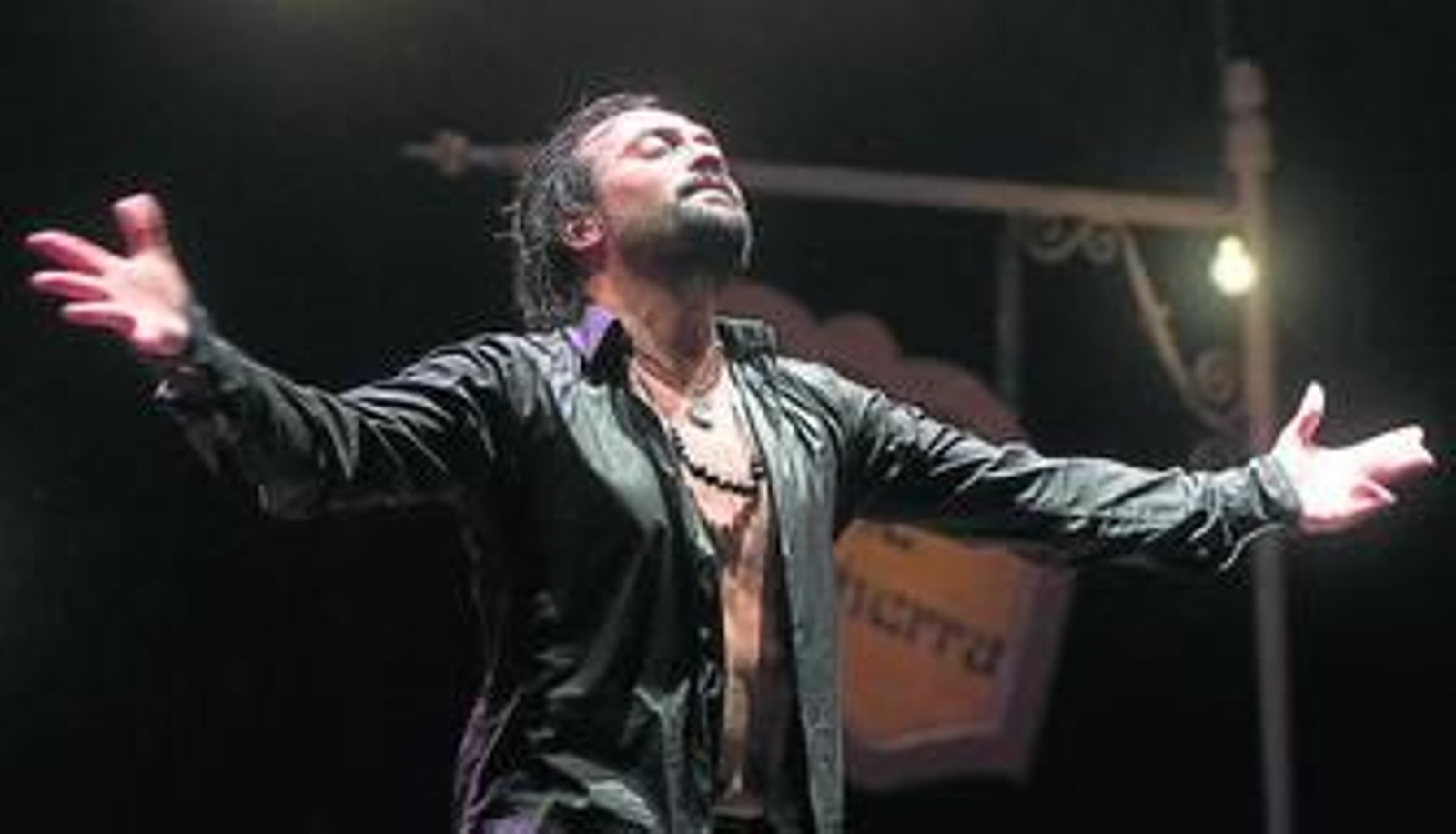 Imagen del bailaor linense David Morales, durante un pase de su espectáculo 'El Indiano'.