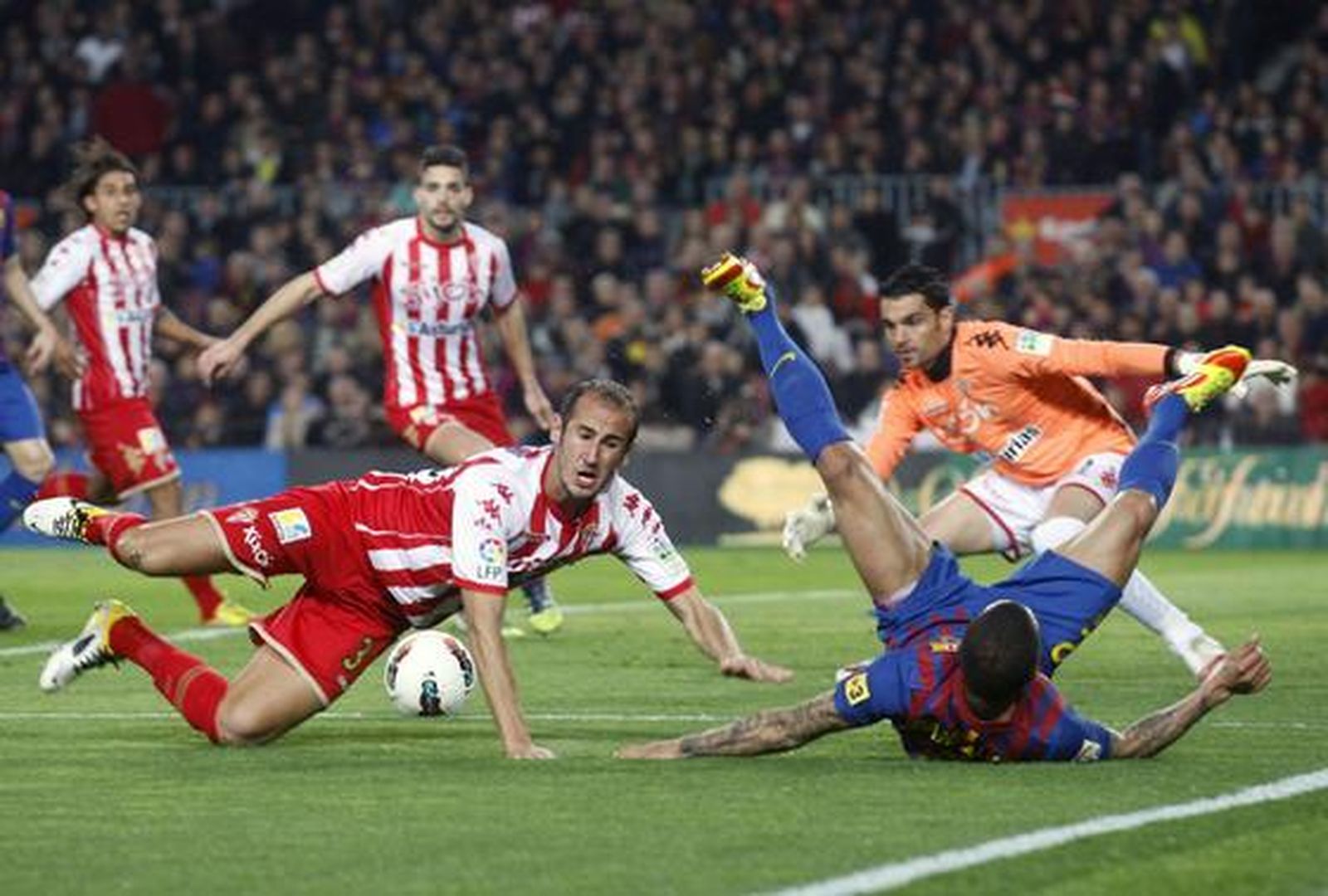 El Barcelona sufre para ganar con diez al Sporting de Gijón. / Reuters