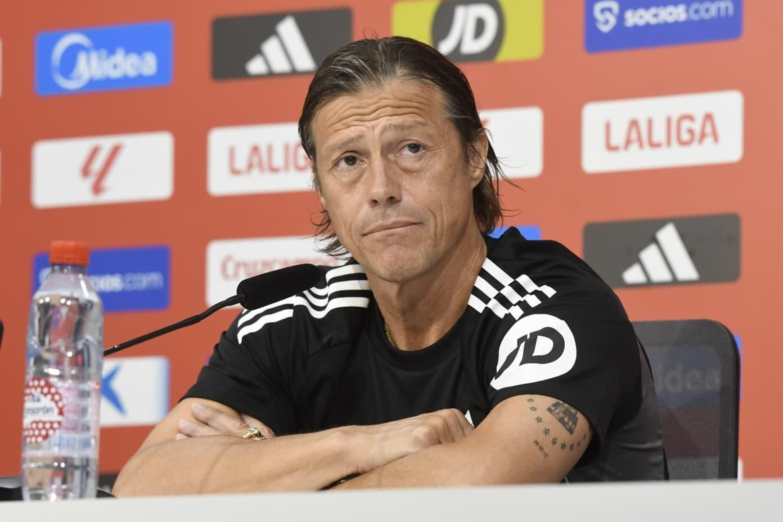 Matías Almeyda atiende una pregunta con un gesto serio.