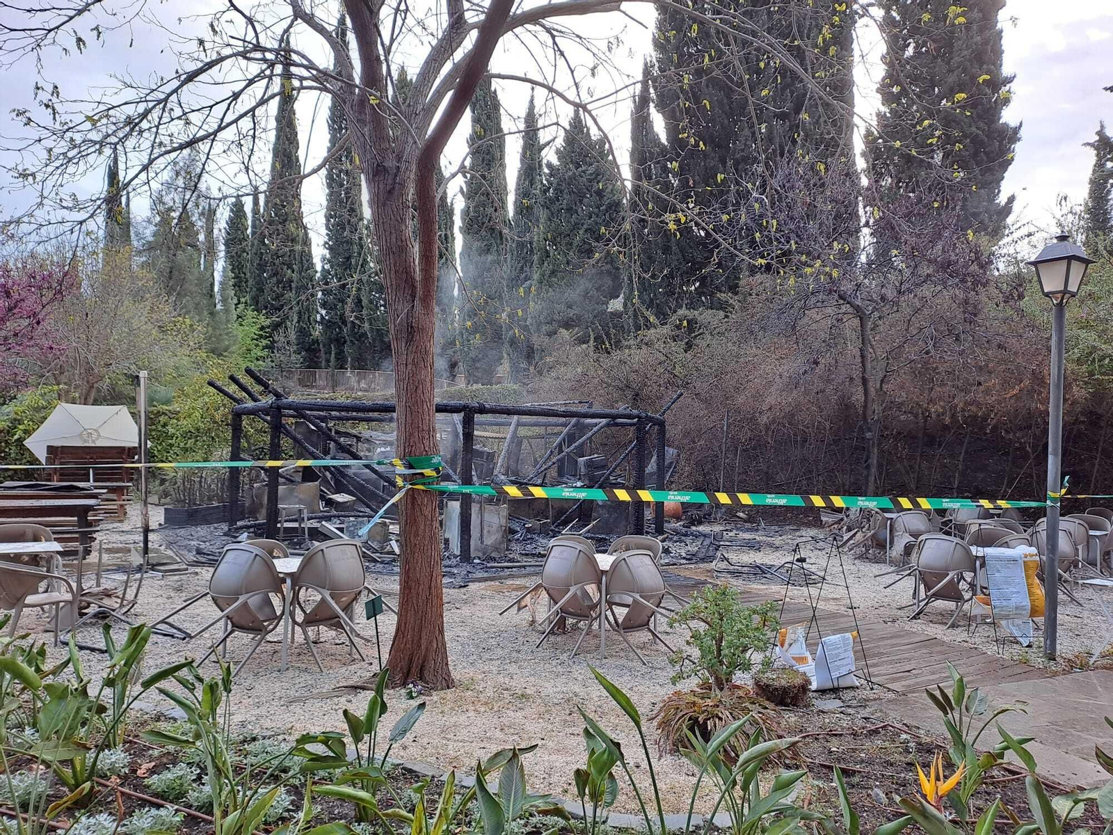 El quiosco-cafetería totalmente calcinado.