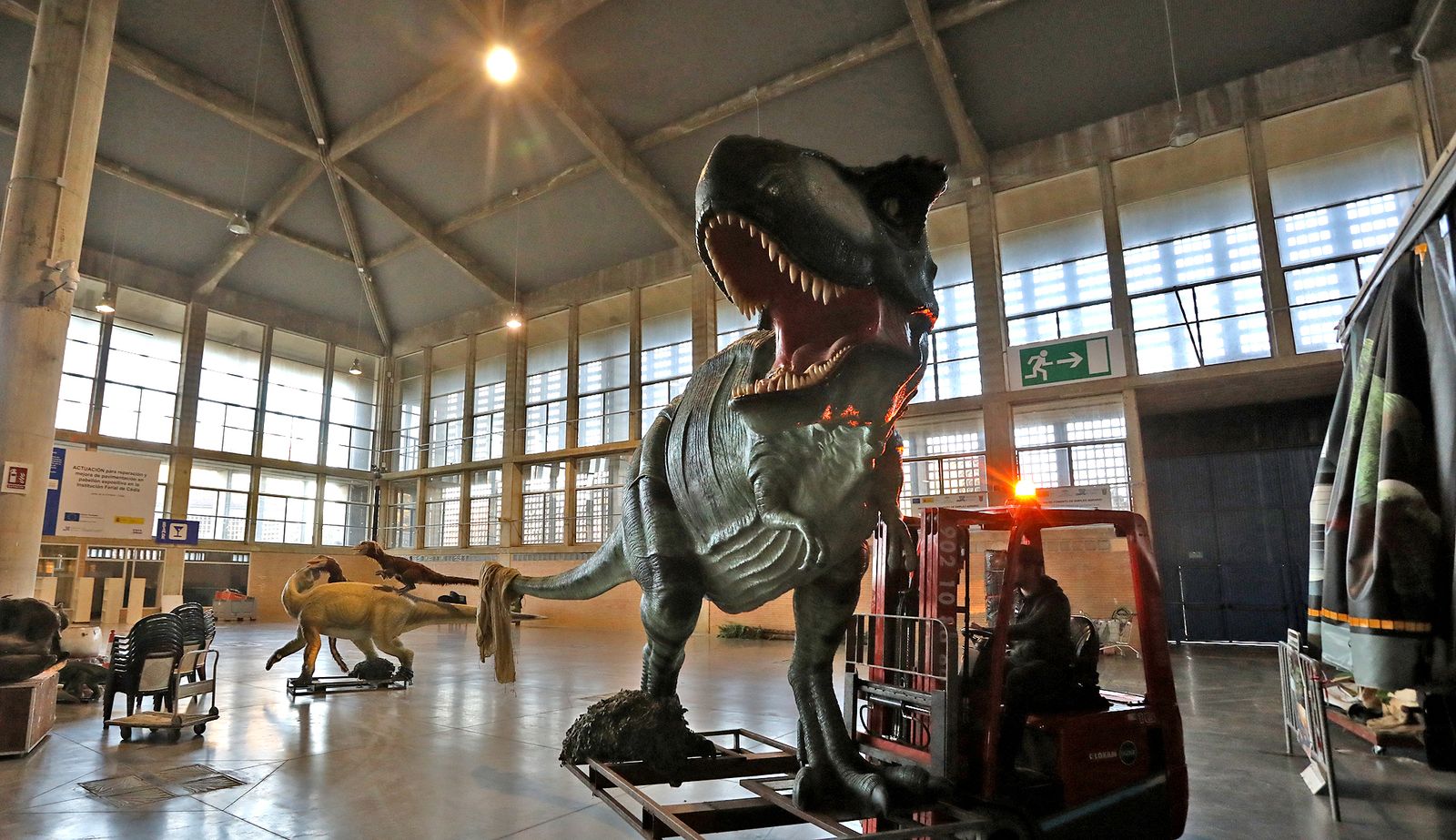 Imágenes del montaje de la mayor exposición de dinosaurios animatrónicos