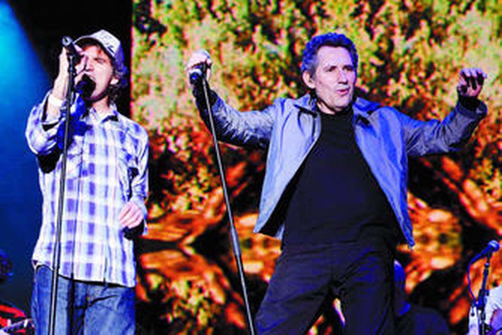Miguel Ríos y Mikel Erentxun, en el concierto que anoche ofreció en granadino en la Sierra de Gredos.