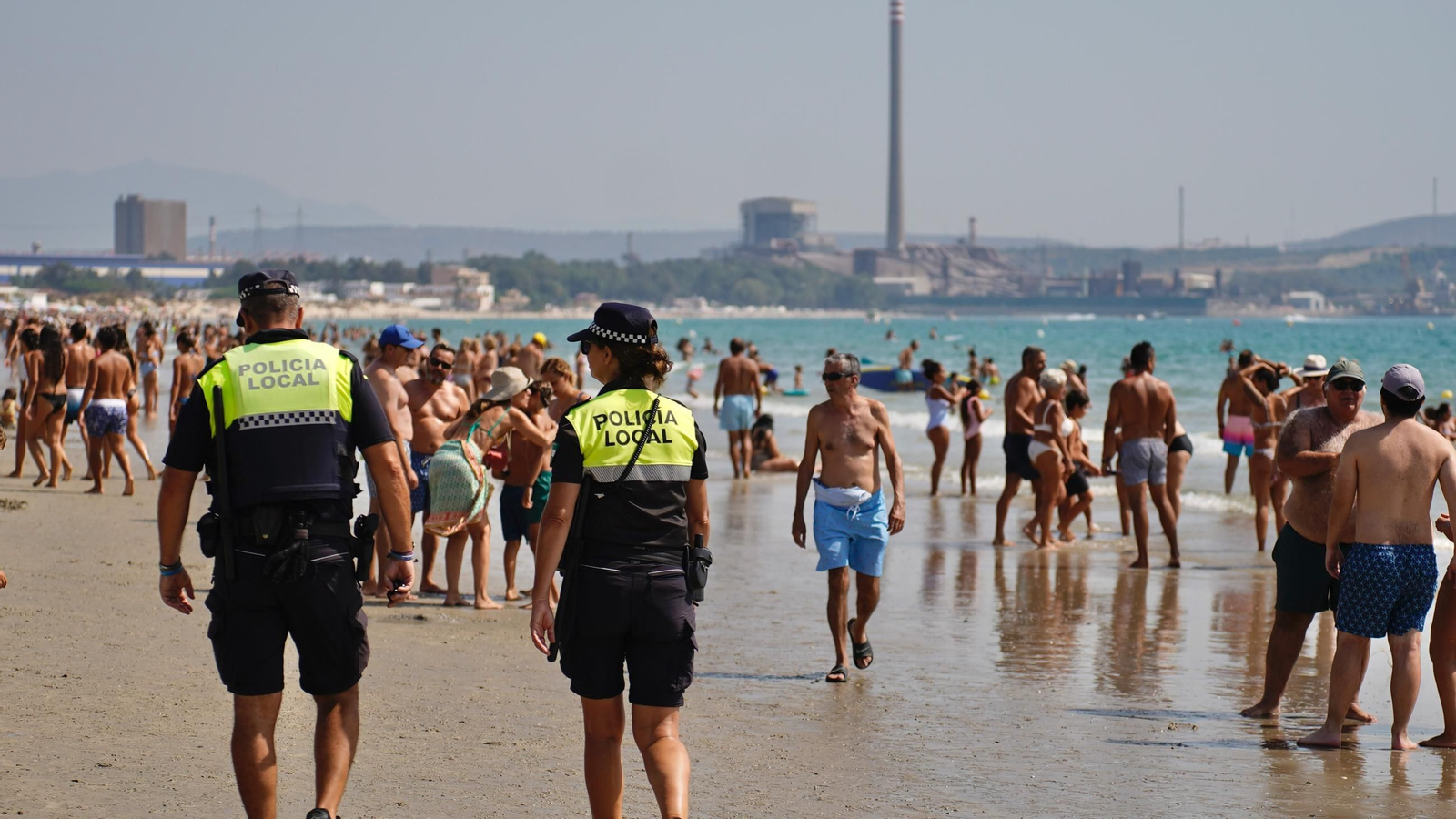 Fotos del ambiente en la playa de El Rinconcillo en la Romería Marítima de la Virgen de la Palma