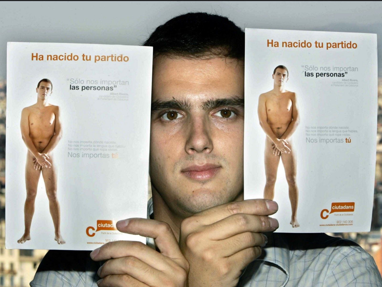 Albert Rivera, con dos pasquines de la publicidad que le dio a conocer.