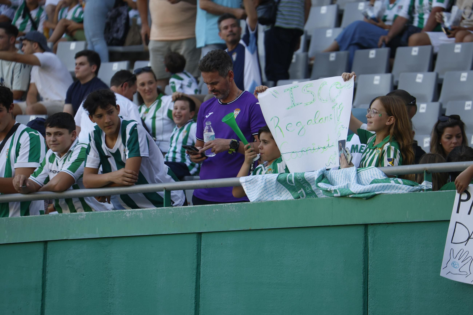Las mejores fotos del ambiente en El Arcángel para el Córdoba CF - Real Betis