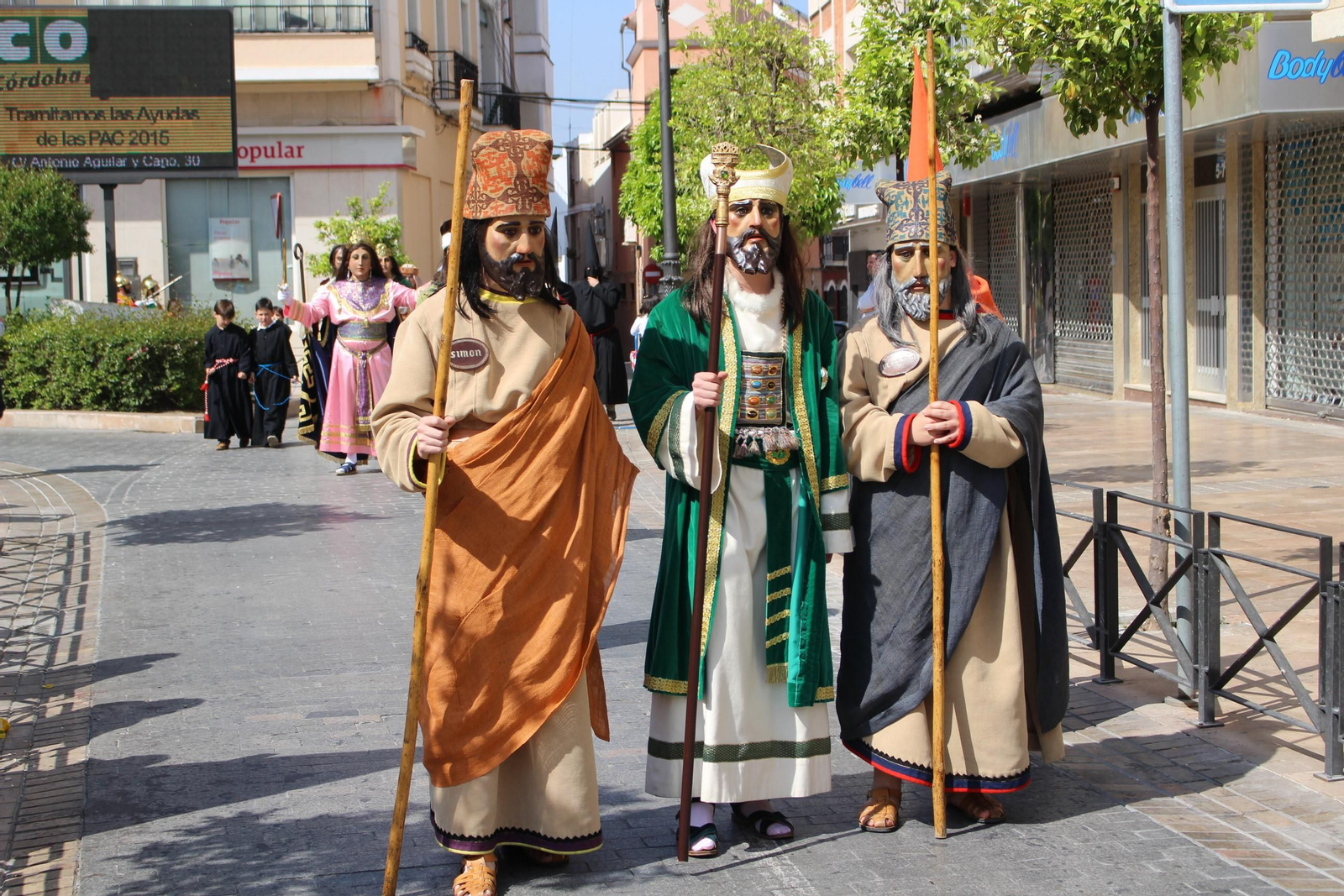 Figuras bíblicas de Puente Genil con los característicos rostrillos