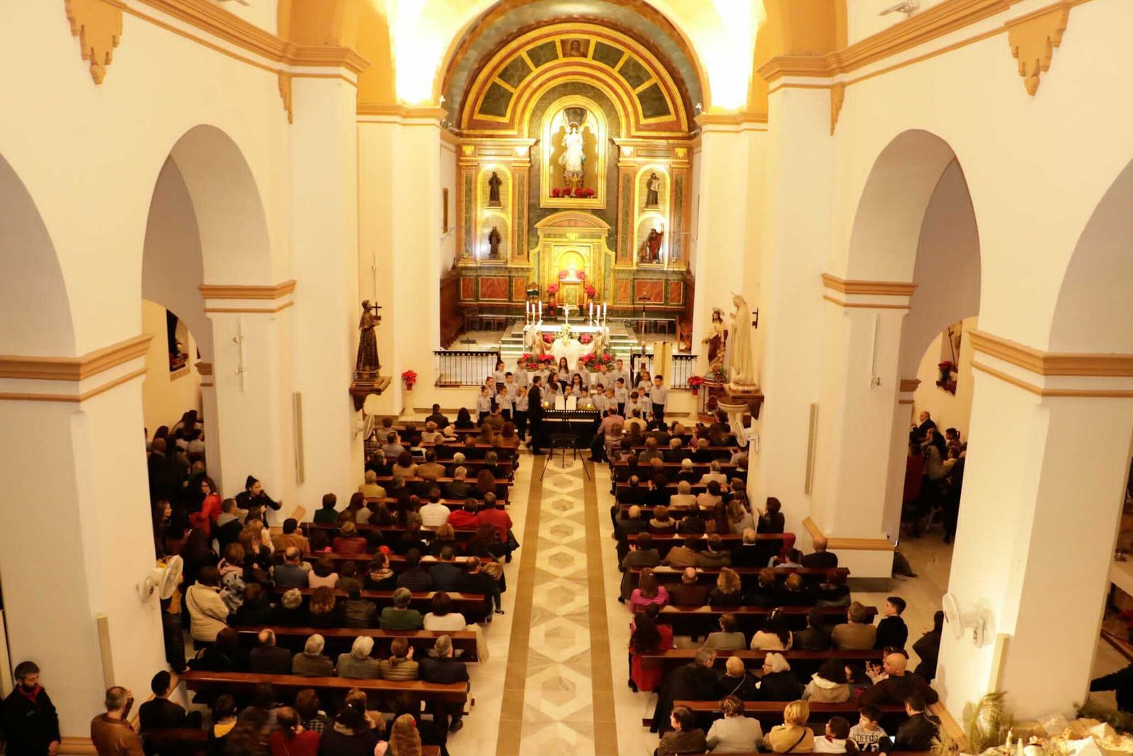 El Coro Pedro de Mena inundó de ilusión este templo.