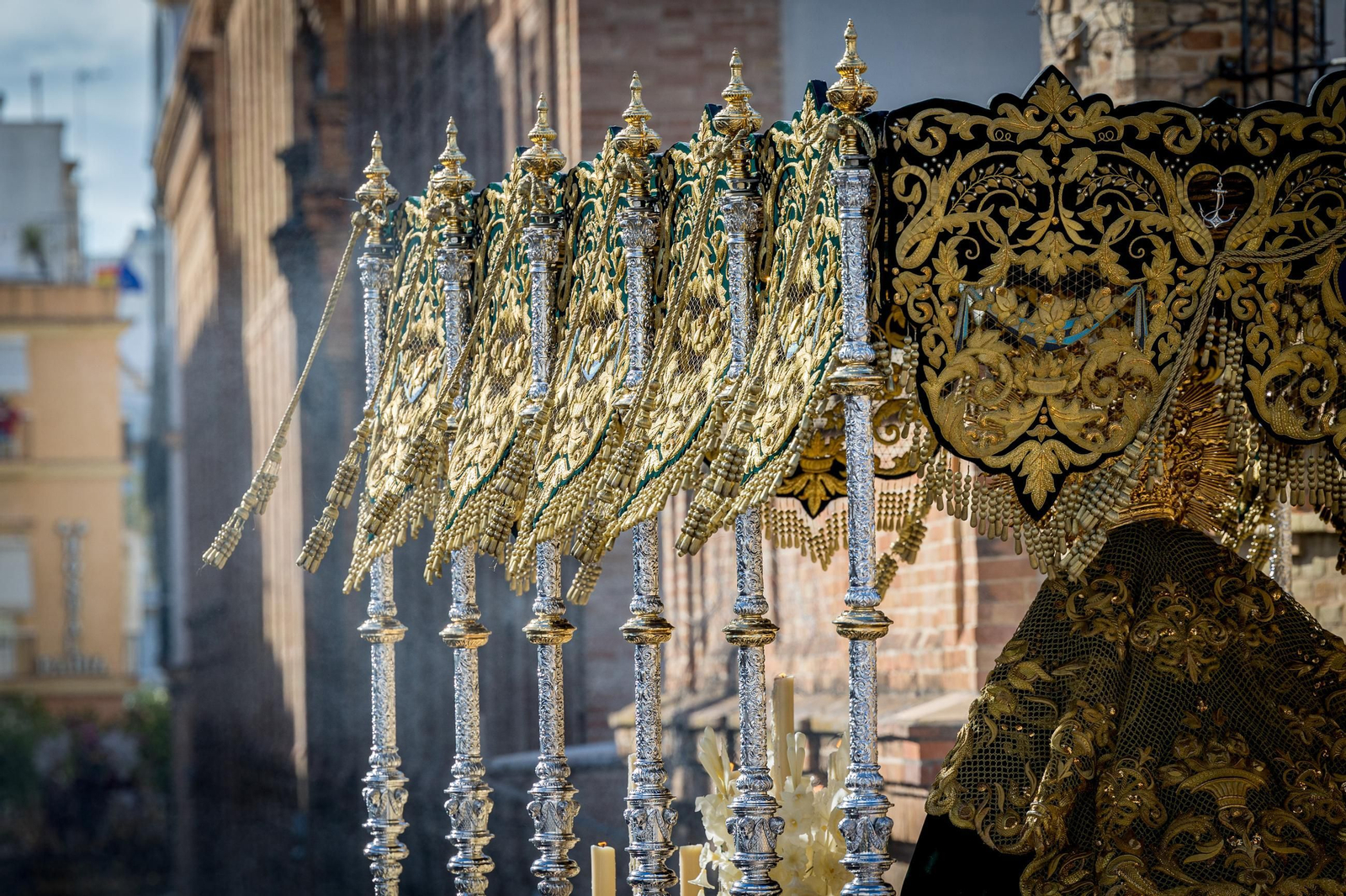 Imágenes de la salida de Cigarreras en la Semana Santa de Cádiz 2025