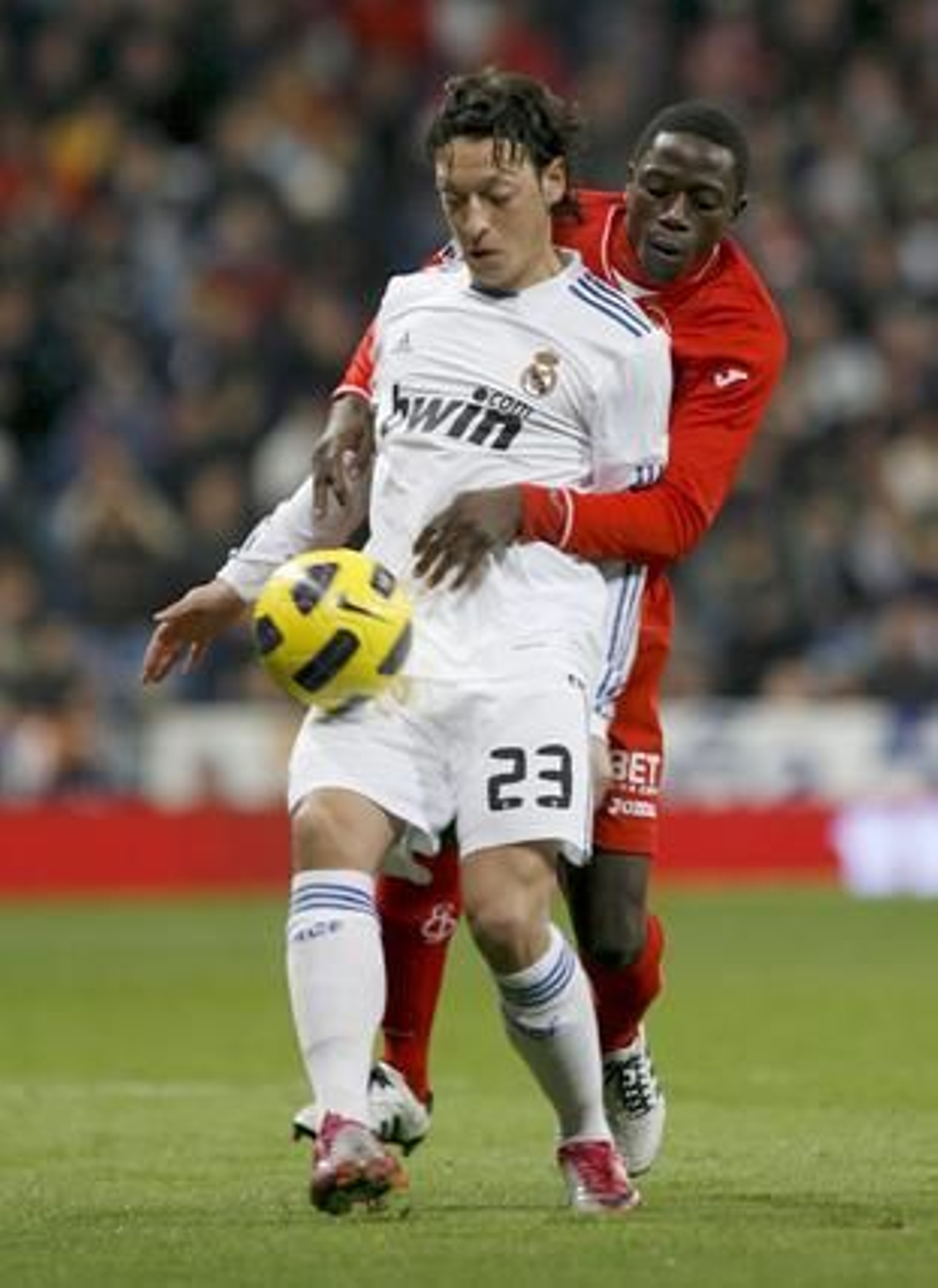El Sevilla cae en el Bernabéu pese a jugar con un jugador más durante casi media hora. / EFE