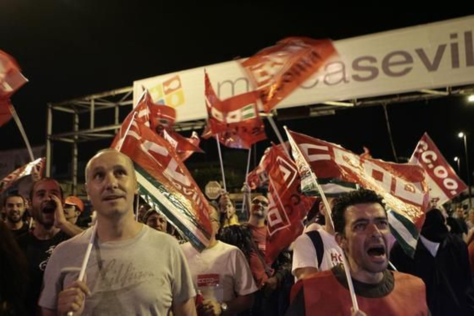 Los piquetes de los sindicatos impiden la entrada de camiones a Mercasevilla.  Foto: Juan Carlos Muñoz
