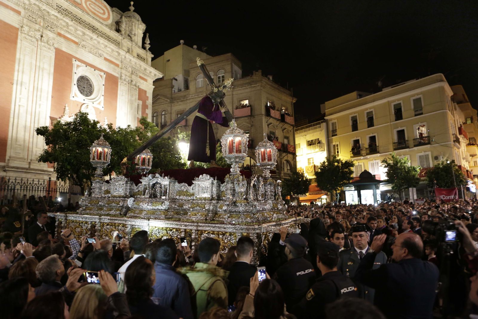 El Señor de Pasión saliendo del Salvador el Jueves Santo de 2016.