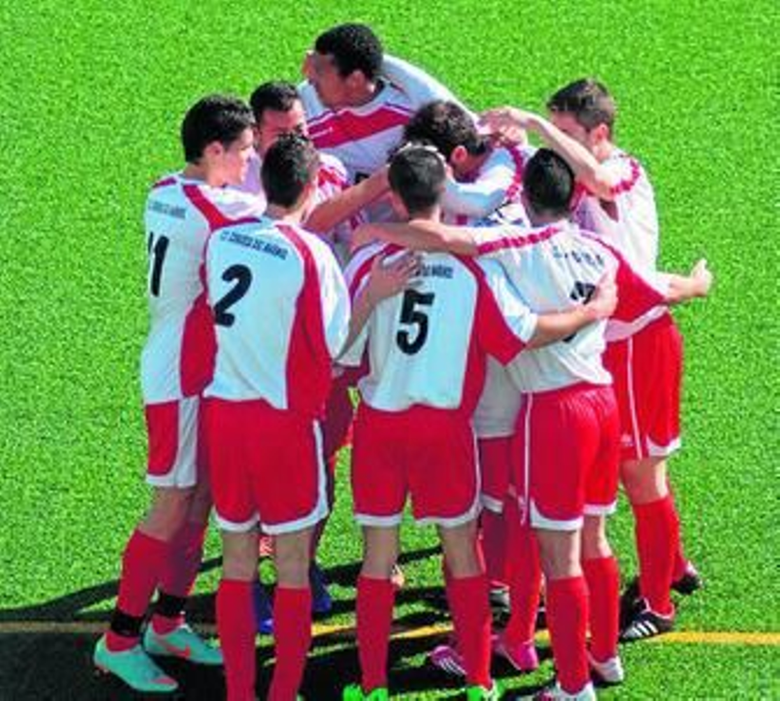 Jugadores marmolistas celebrando un gol.