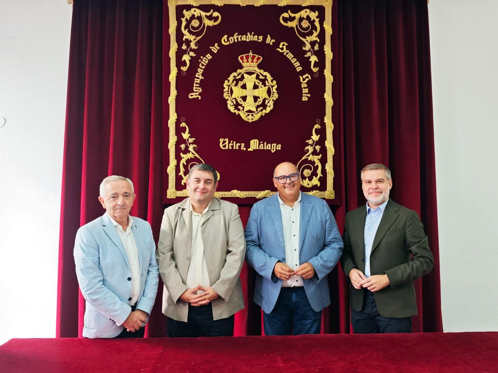 Una imagen con el futuro pregonero y el autor del cartel.