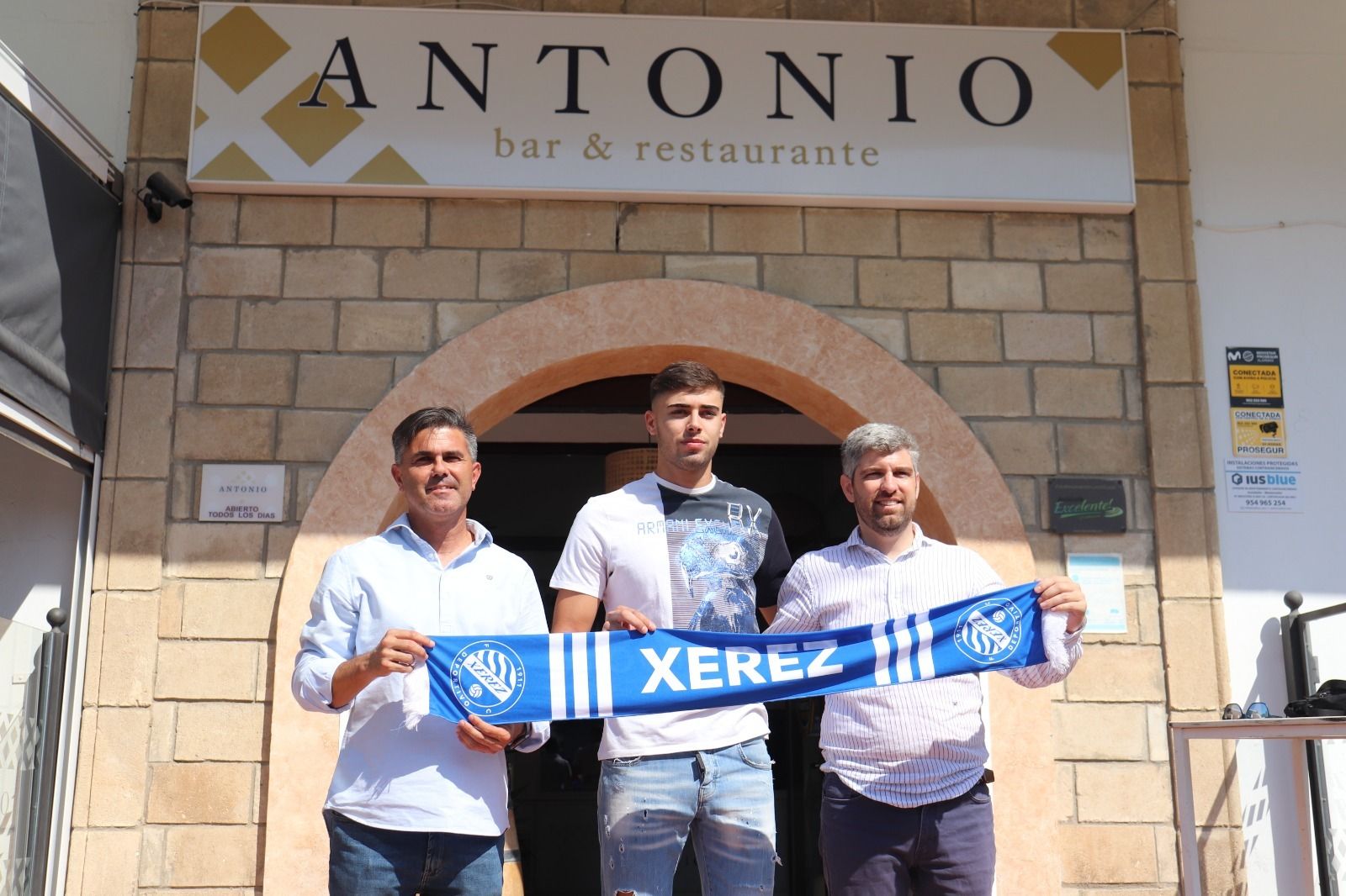Hermosín, nuevo portero del Xerez DFC, junto a Marc Domínguez y Juan Carlos Ramírez en el Restaurante Antonio.