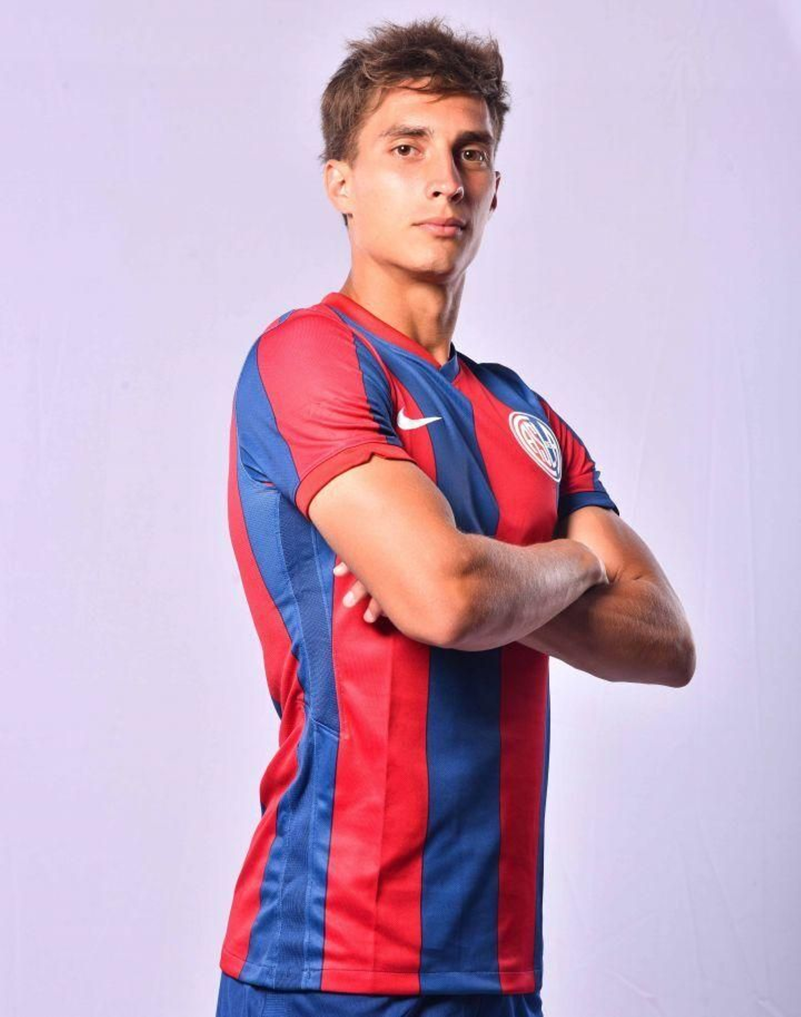Federico Gattoni posa con la camiseta de San Lorenzo de Almagro.