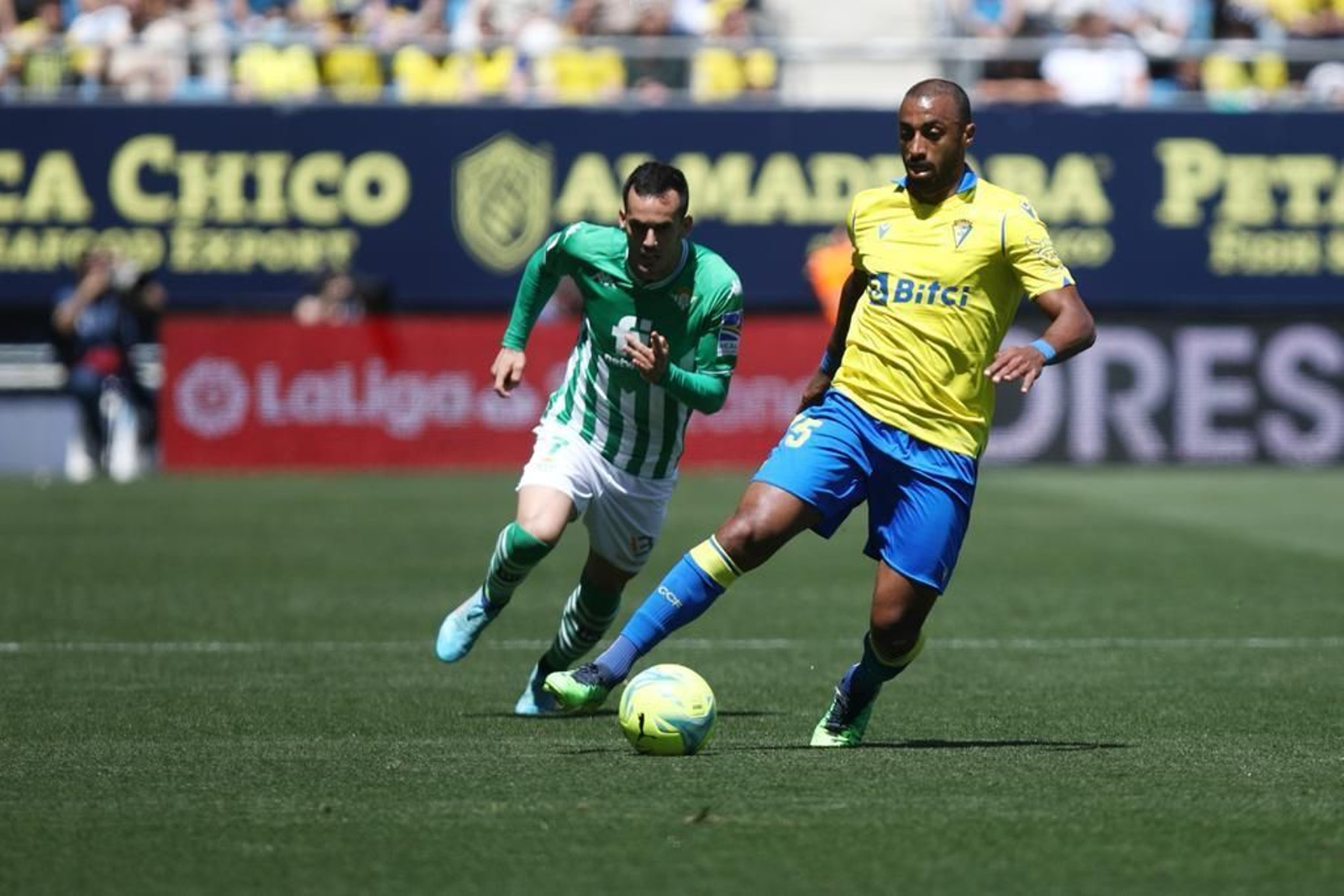 Akapo avanza con el esférico perseguido por el bético Juanmi.
