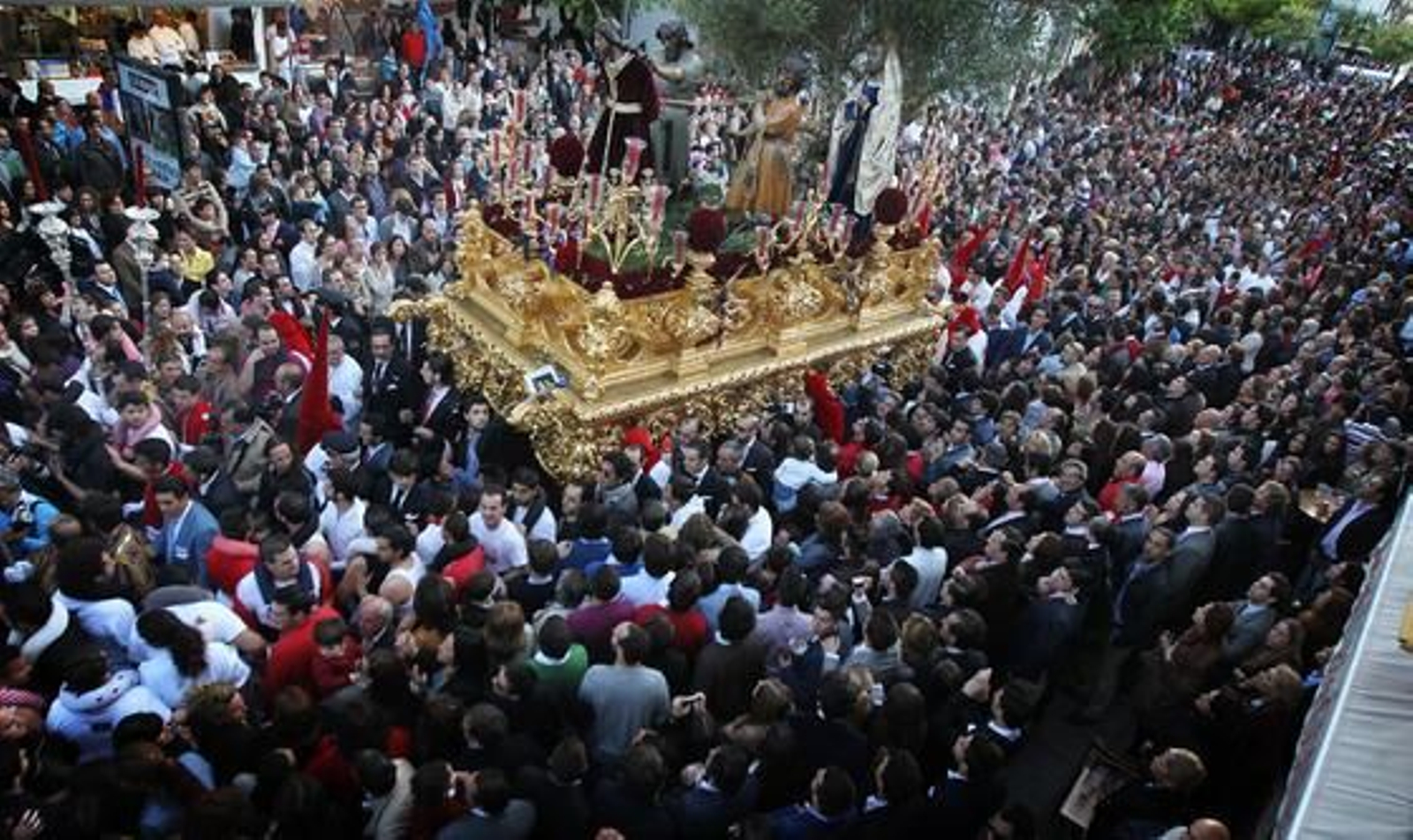 Sabor a prendimiento. Un baño de multitudes recibe al Rey de Santiago en su búsqueda de la Carrera Oficial por la calle Ancha.

Foto: Miguel Ángel González