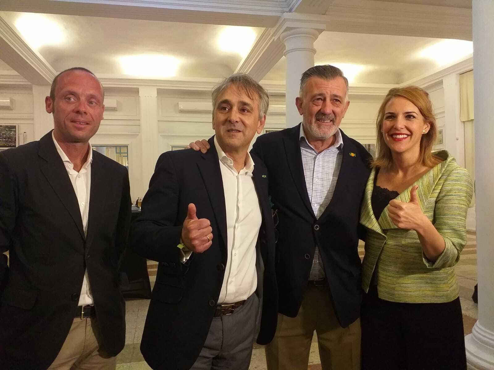 La diputada de Vox, Patricia Rueda, junto al presidente y vicepresidente del partido en Málaga, y al número dos de la lista, Rubén Manso Olivar.