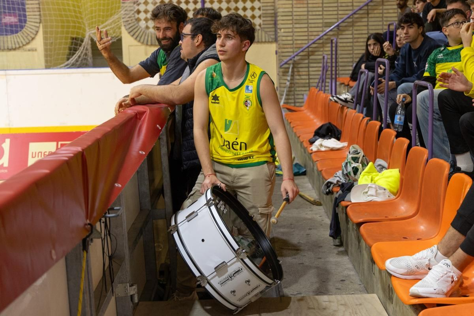 La Salobreja vibra con el derbi de la capital entre Jaén CB y Jaén FS, en imágenes