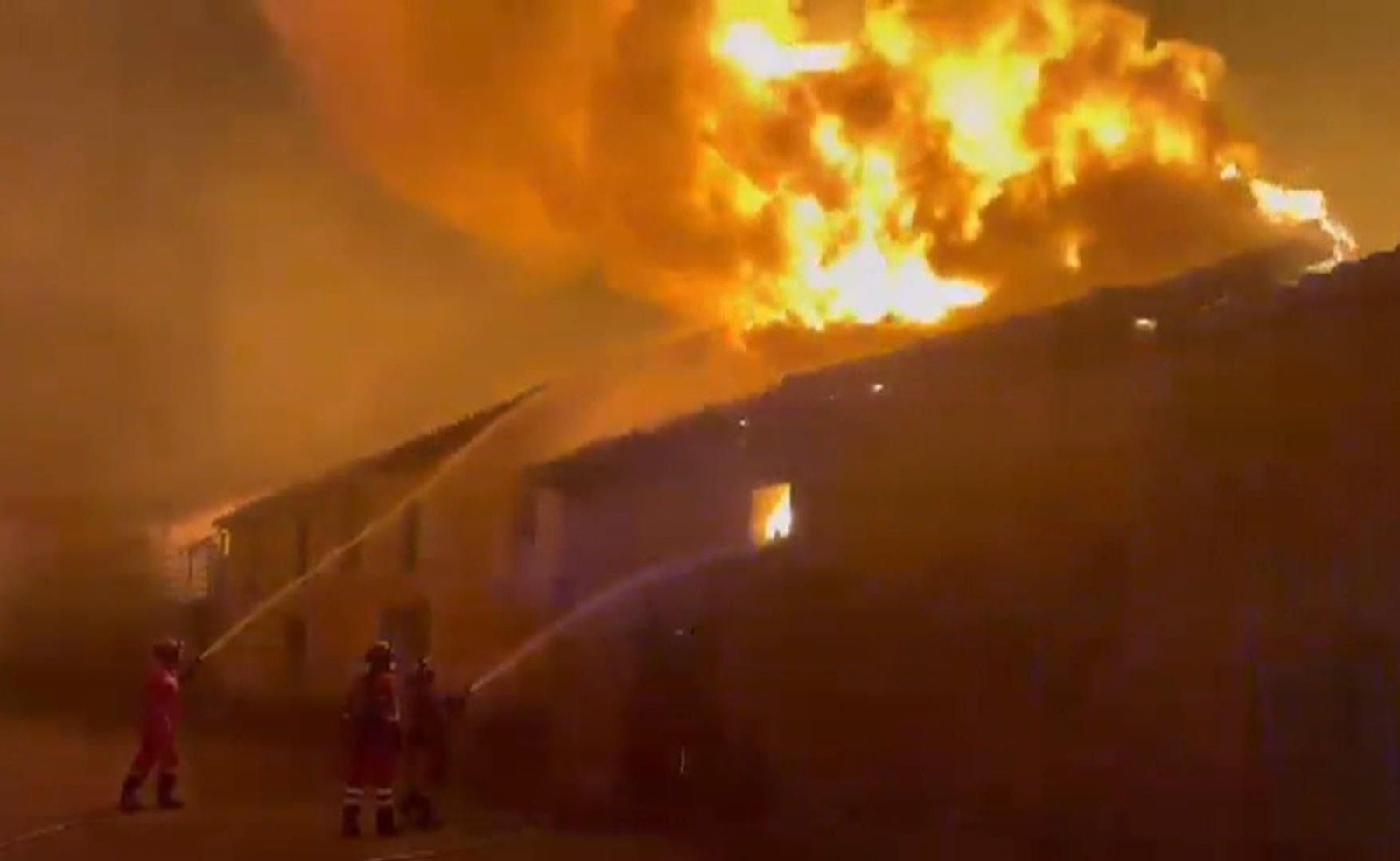 Captura de video facilitado por la UME que muestra las llamas en el incendio de Molezuelas de la Carballeda en Zamora.