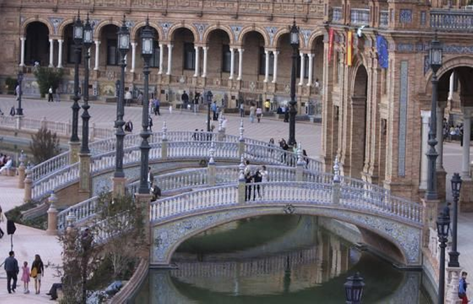 Los sevillanos disfrutan de la "nueva" Plaza de España.

Foto: José Ángel García