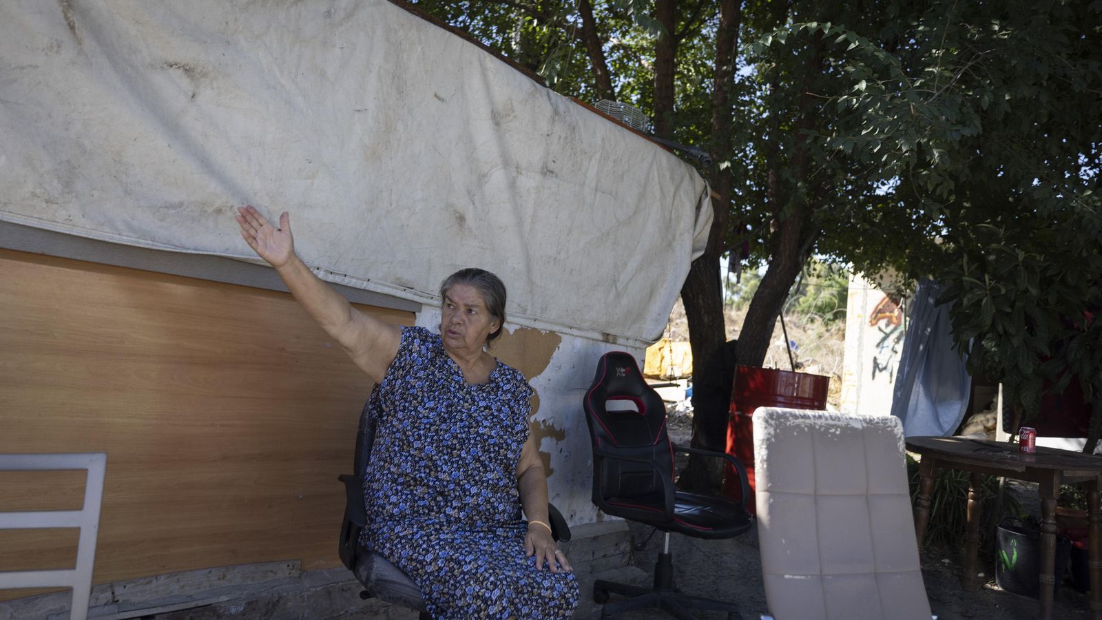 Encarna, sentada a la sombra en la puerta de su casa.