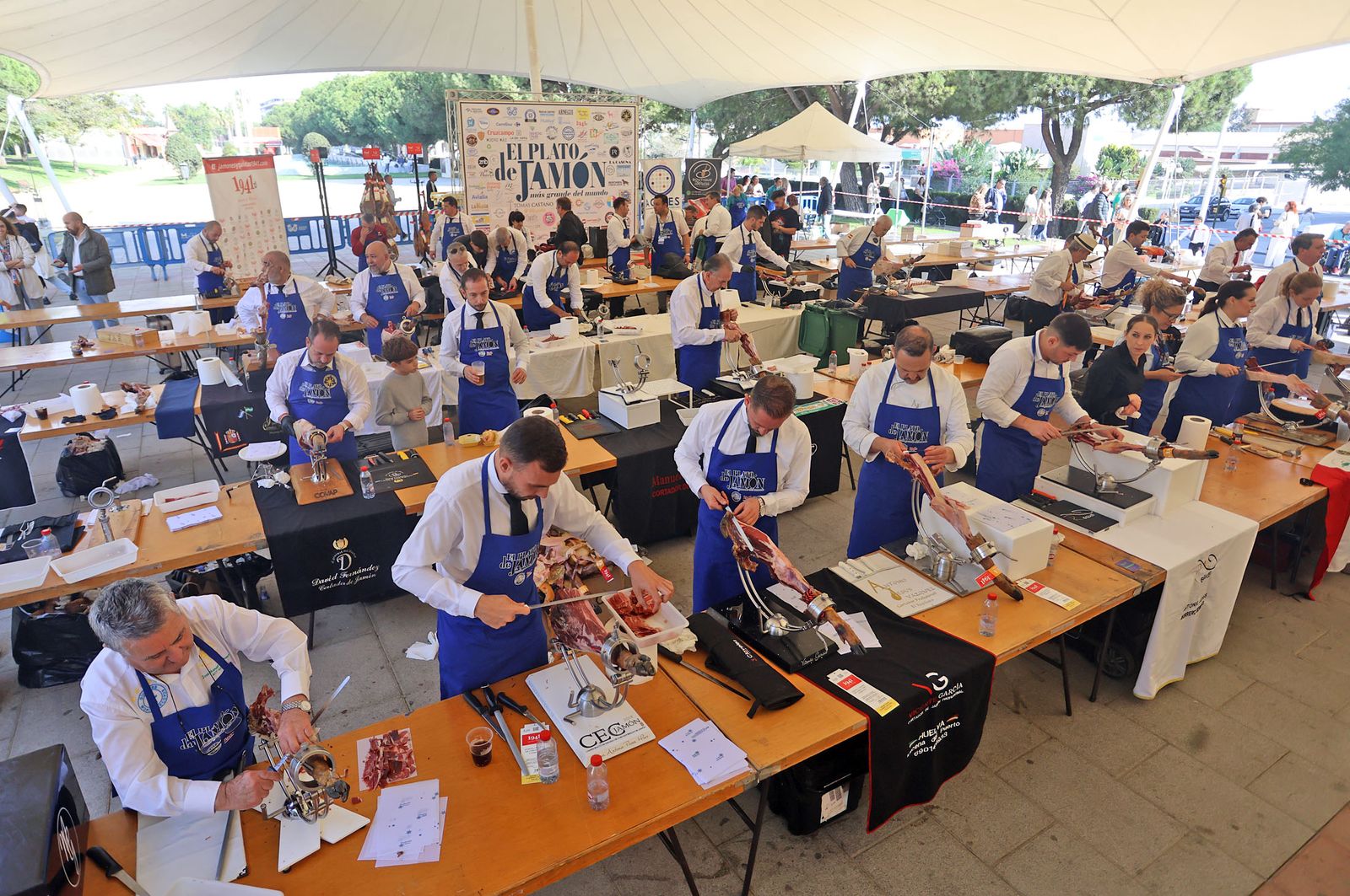Huelva consigue el récord Guinness con el plato de jamón más grande del mundo, en imágenes