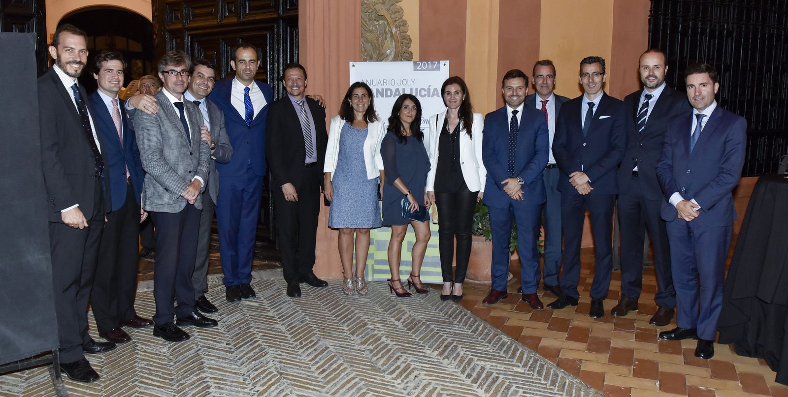 María Jesús Almazor con los directivos de Telefónica Sergio Lamas, Ignacio Fernández de Henestrosa, Leopoldo Balmori, Rafael Expósito, Ignacio Ochoa, Antonio Santana, Cristina Eguskiza, Alicia Fuentes, Jerónimo Palos, Fernando López Morales, Joaquín Segovia, Antonio Raúl Sancho y Aurelio Trujillo.