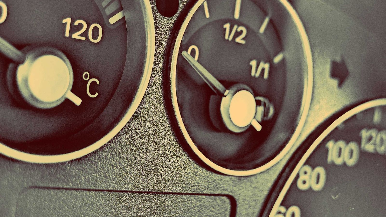 Indicador de gasolina bajo mínimos en un coche