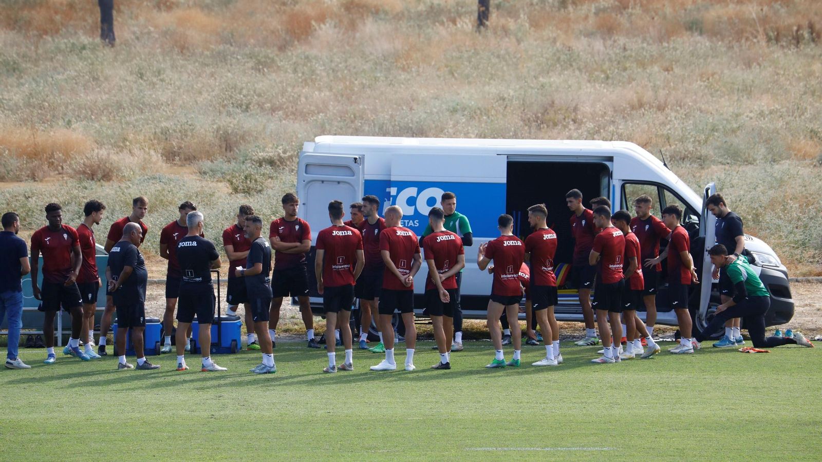 Iván Ania reúne a los jugadores del Córdoba CF antes de empezar un entrenamiento en la Ciudad Deportiva. Iván Ania reúne a los jugadores del Córdoba CF antes de empezar un entrenamiento en la Ciudad Deportiva.