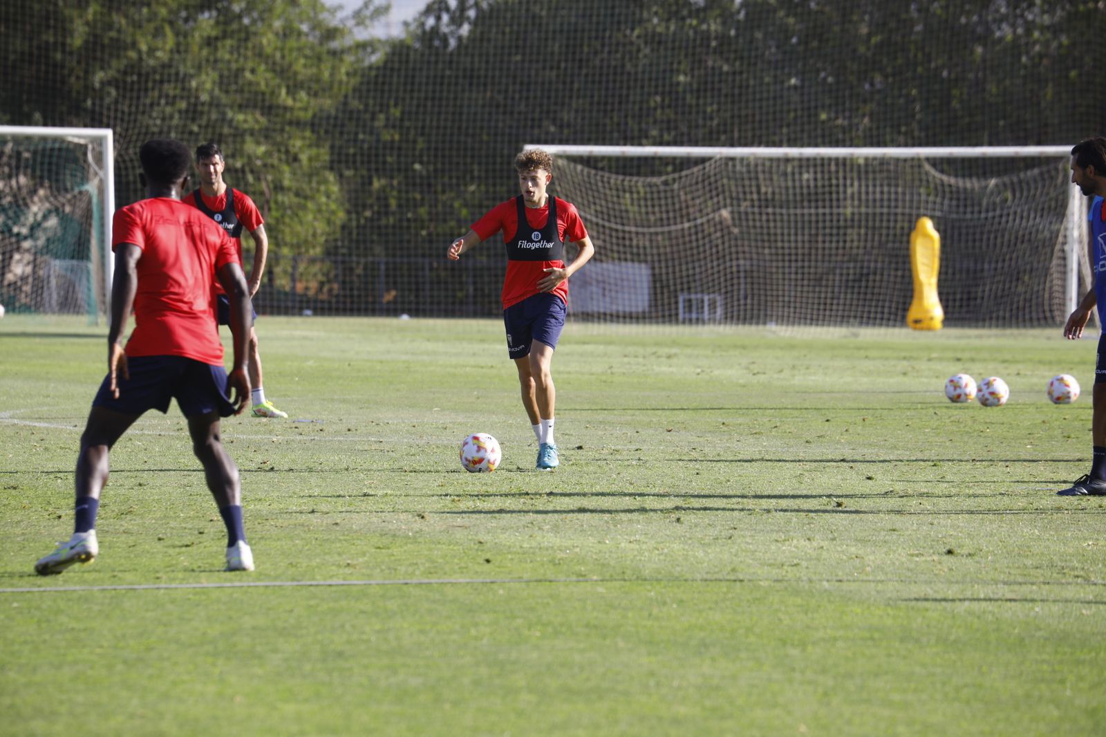 Simo conduce el balón durante un entrenamiento del Córdoba CF.