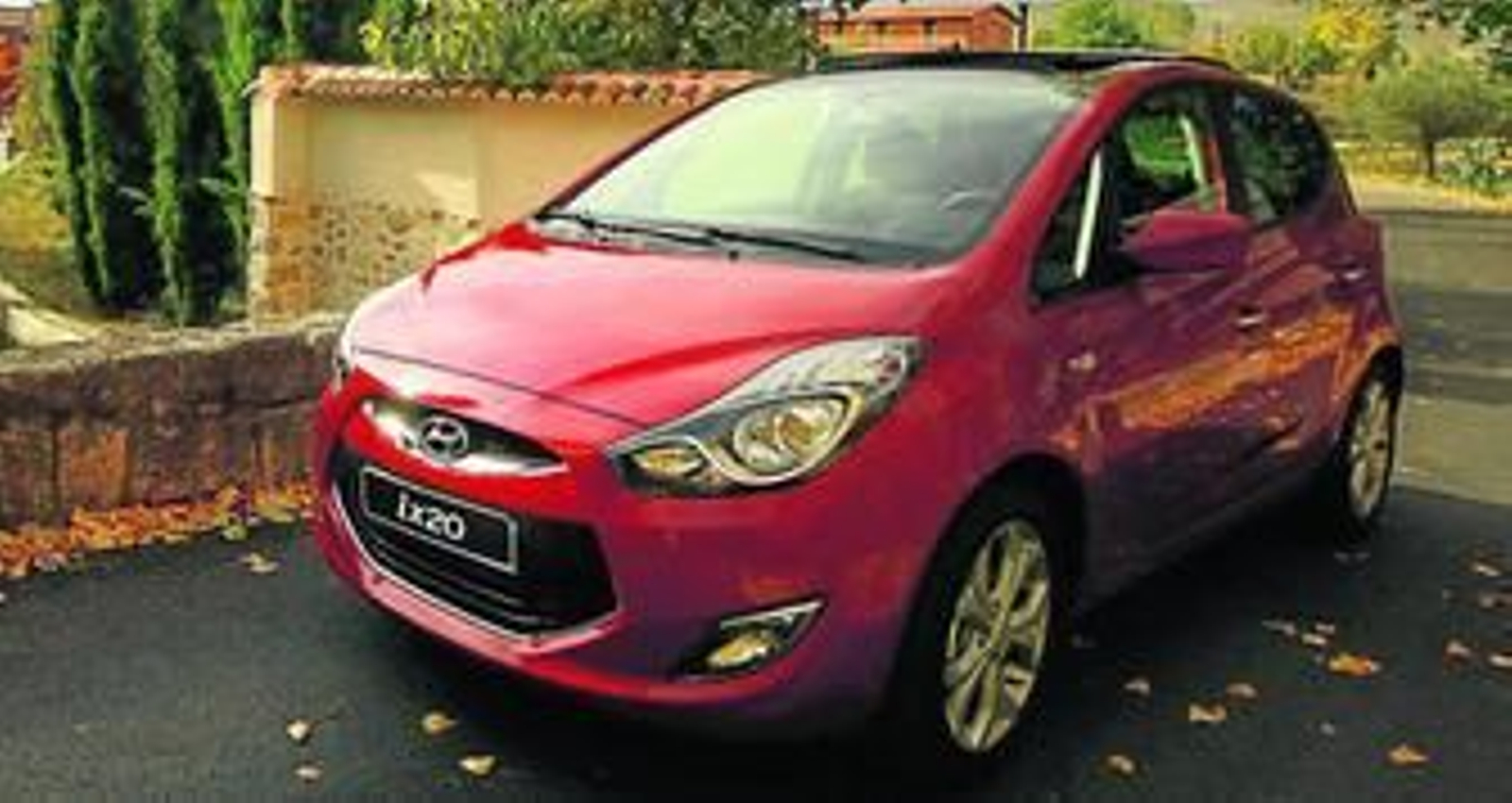 El moderno ix20 va equipado con las últimas tecnologías en materia de seguridad activa y pasiva para garantizar la máxima protección a sus ocupantes.