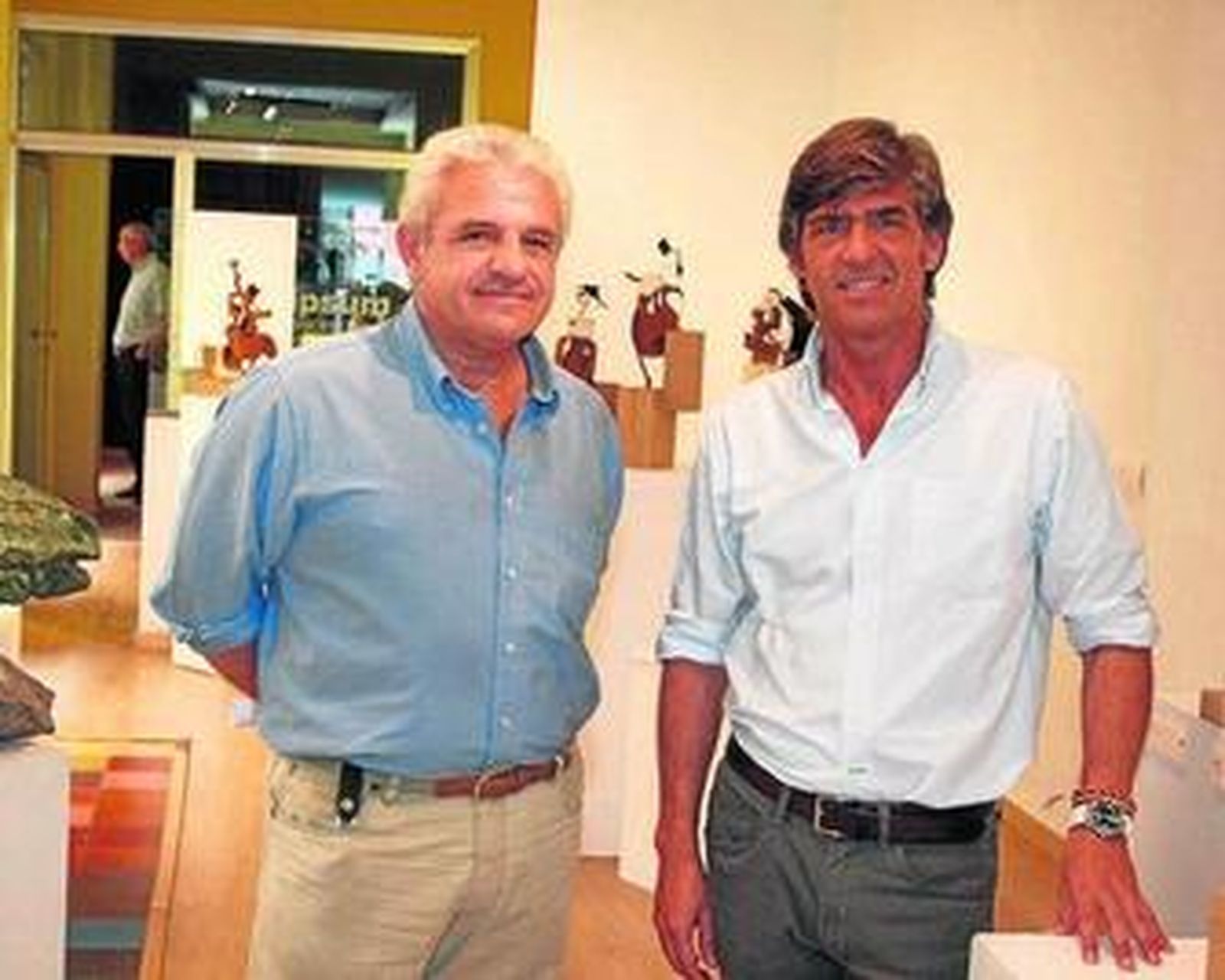 En la imagen de arriba, los artistas Jaime Gil Arévalo y Luis Medardo posan junto a la exposición que ha supuesto la inauguración del espacio cultural Lumbreras, 11. Las obras escultóricas de los dos artistas pueden visitarse hasta el próximo domingo en horario de mañana y tarde.