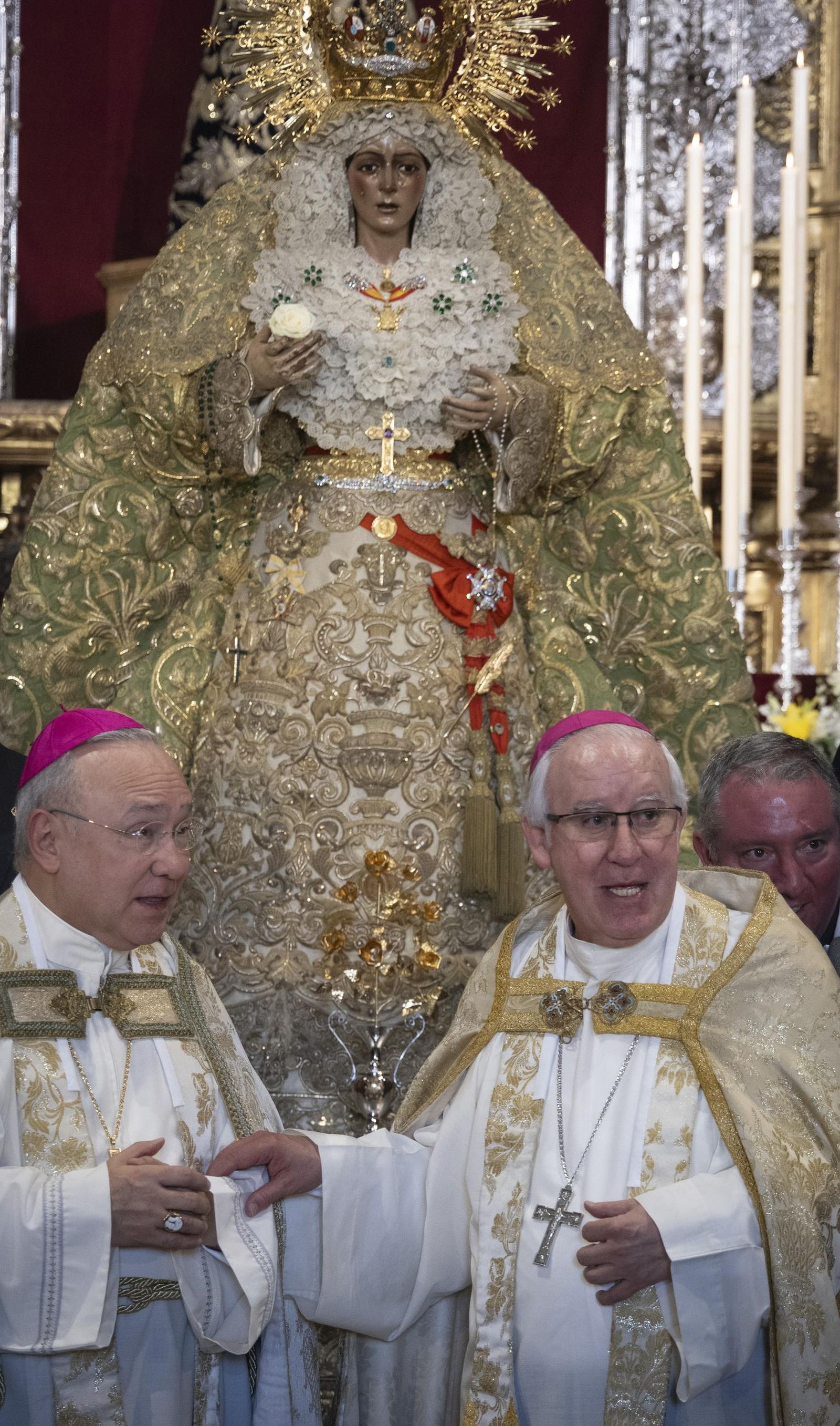 La entrega de la Rosa de Oro a la Virgen de la Macarena, todas las fotos