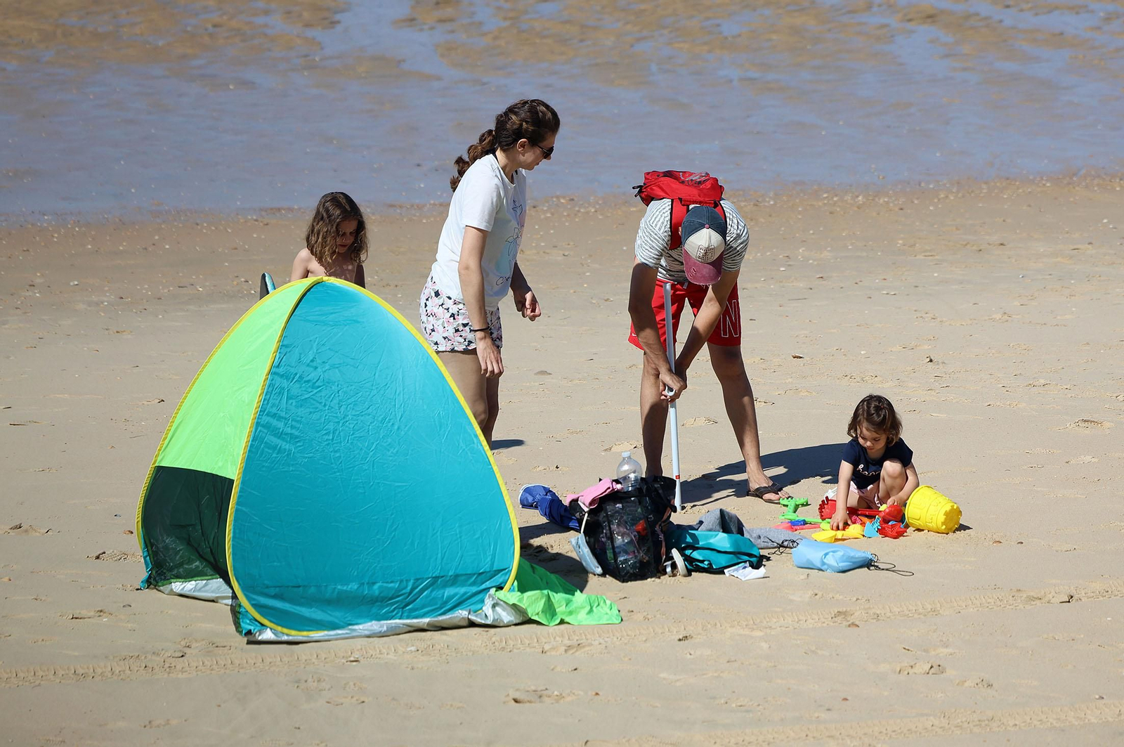 Imágenes del ambiente en las playas de Huelva en la mañana del domingo