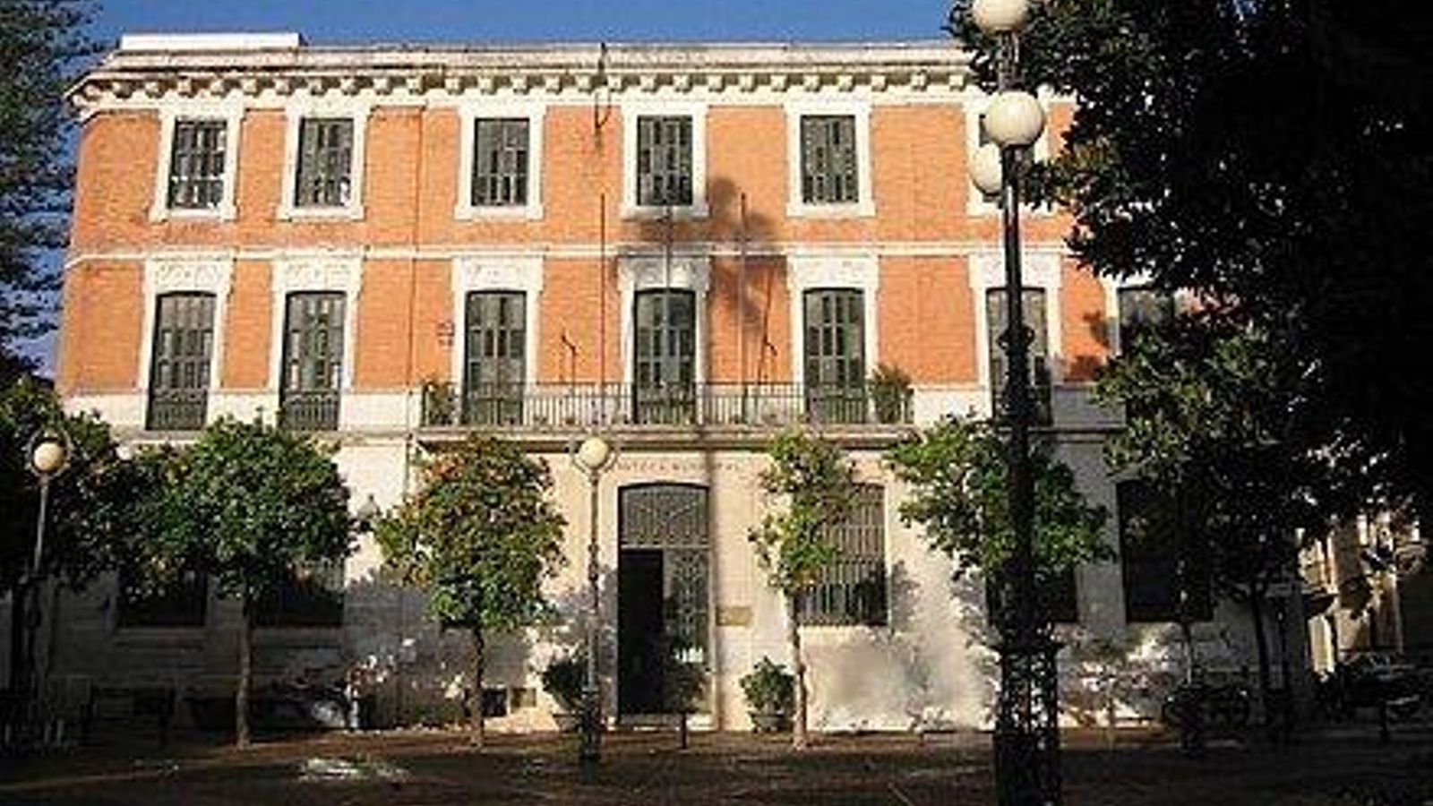 Fachada de la Biblioteca Pública Municipal de Jerez en la Alameda del Banco.