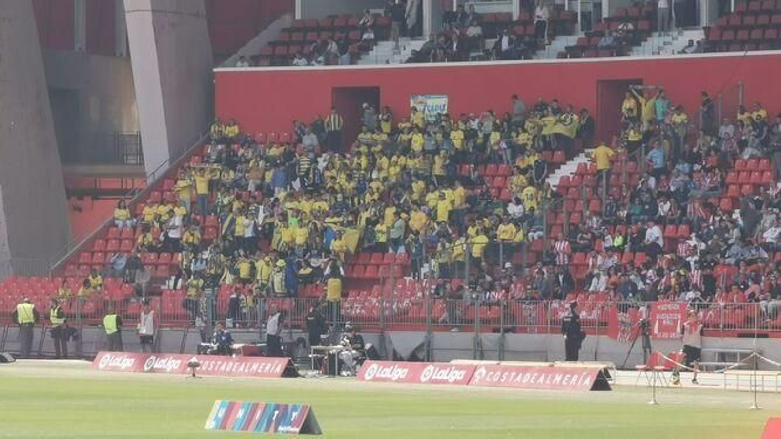 Hinchas cadistas en una de las gradas del campo del Almería esta última temporada.