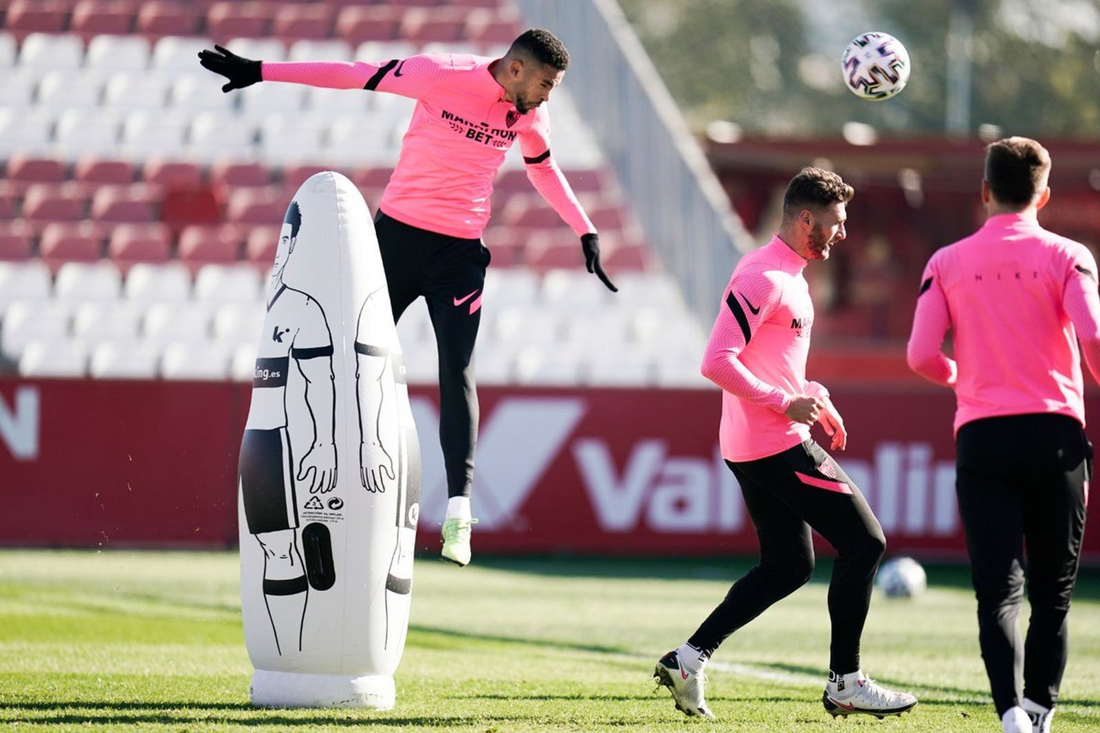 En-Nesyri remata de cabeza en un entrenamiento.